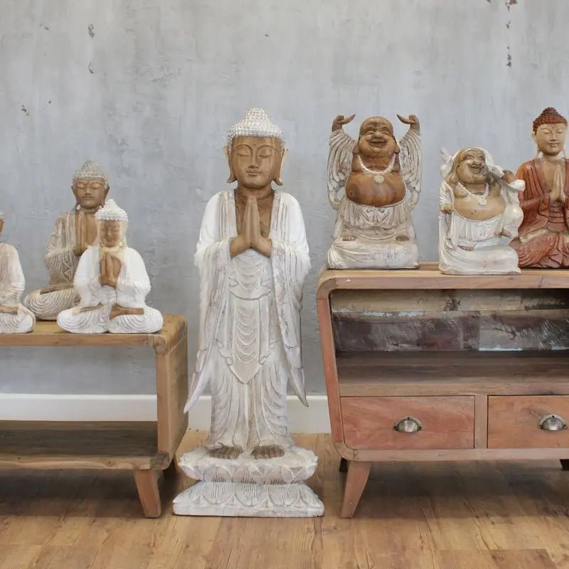 Buddha-szobrok különböző kéztartásokkal, azaz mudrákkal