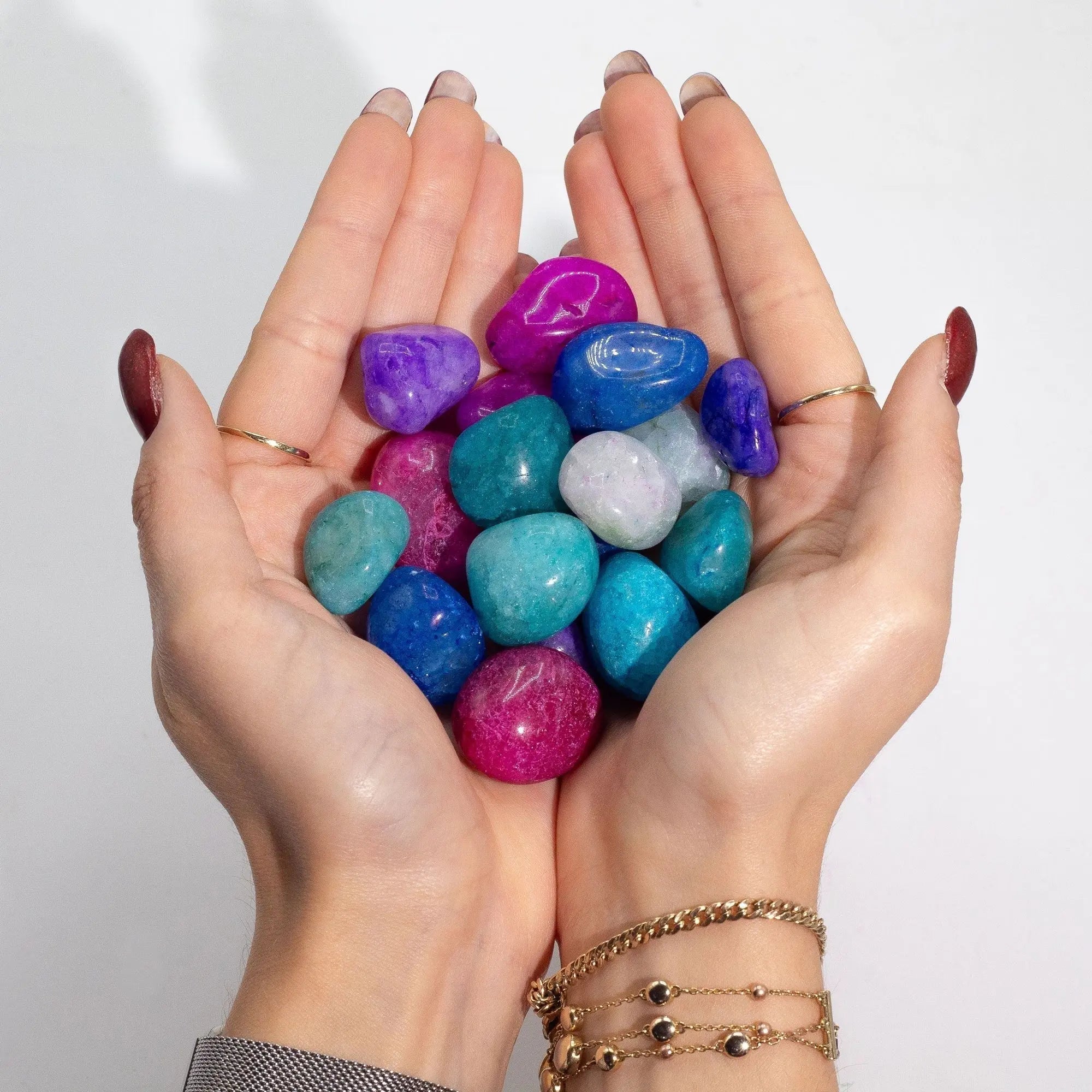 pierres naturelles de quartz coloré dans les mains