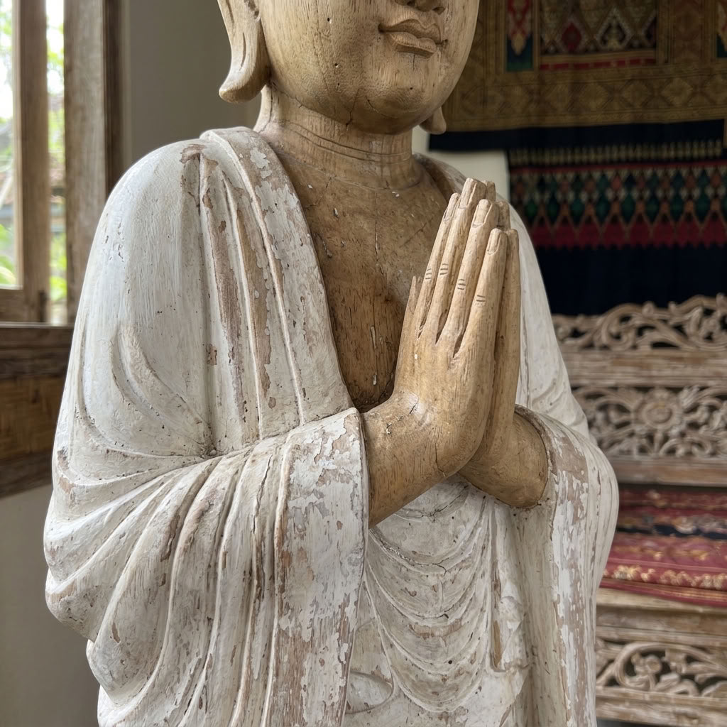Détails Grande statue de Bouddha blanchie – 100 cm – bois de Suar massif sculpté à la main