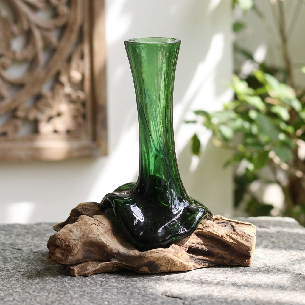 Recycelte Bierflaschen - Blumenvase auf Holz