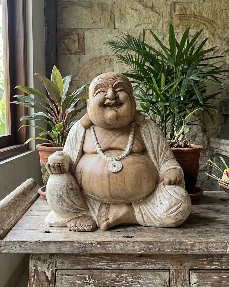 Statue Bouddha Rieur 40 cm en Bois de Suar – Finition Blanchie à la Chaux (Artisanat Bali)