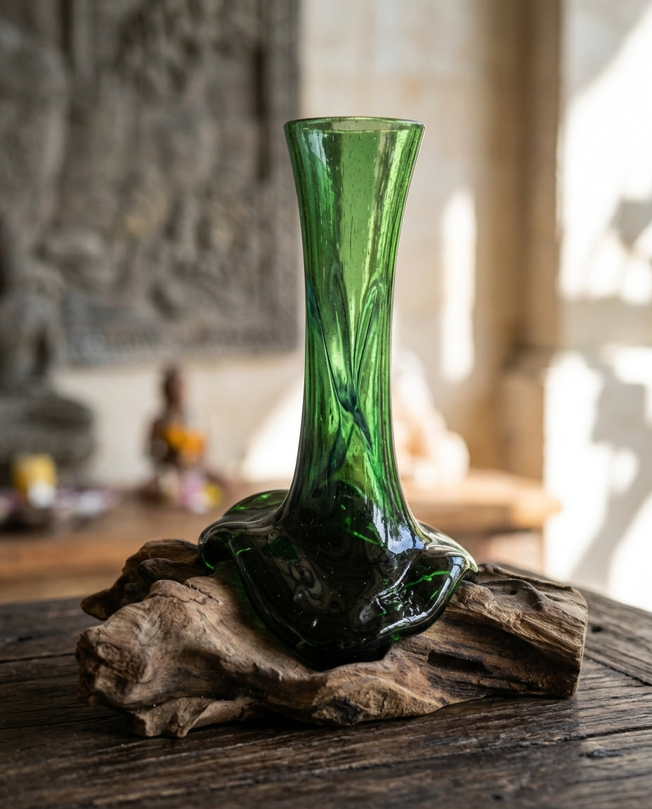 Vase en verre vert recyclé posé sur un support en bois Gamal naturel.