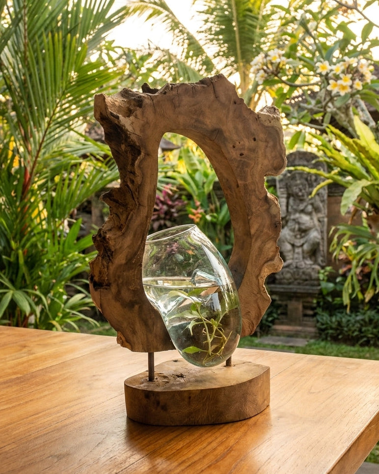 Vase Suspendu en Verre Soufflé à la Main sur Bois de Gamal – Pièce Unique Artisanale Bali