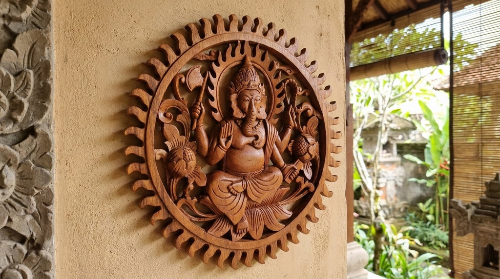 Panneau Mural Ganesha Sculpté à la Main en Bois de Suar - 40 cm - Karmic Artisan