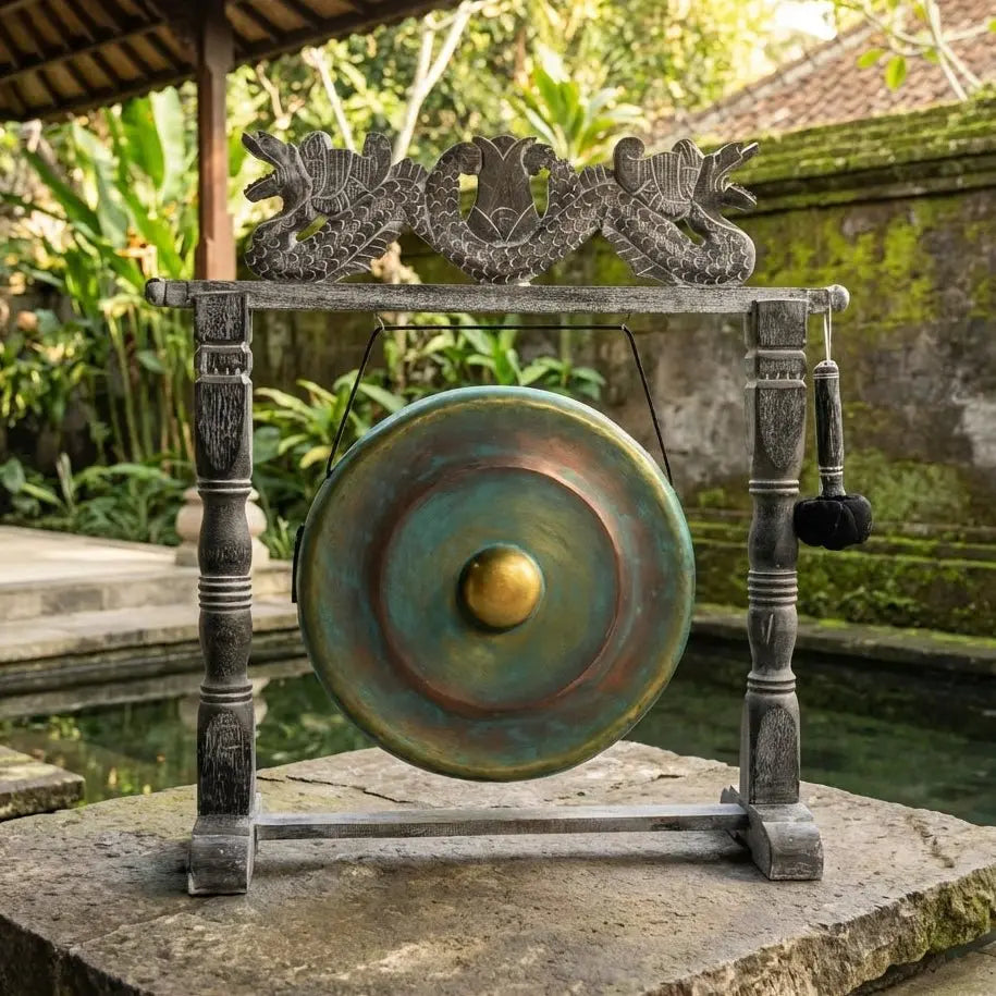 Gong Balinais Vert Patiné sur Support Sculpté – 80 cm – Instrument Sonore Traditionnel