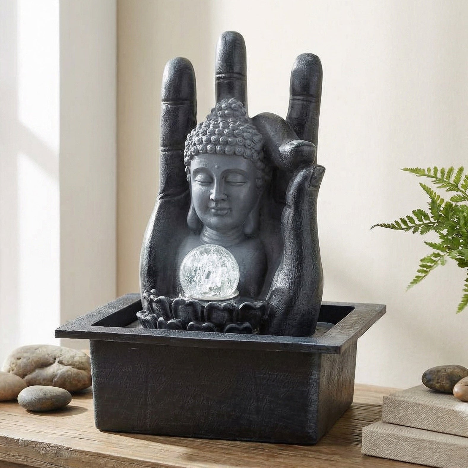 Fontaine à eau de table Bouddha avec boule de cristal lumineuse – main sculptée – 20 × 25 × 35 cm