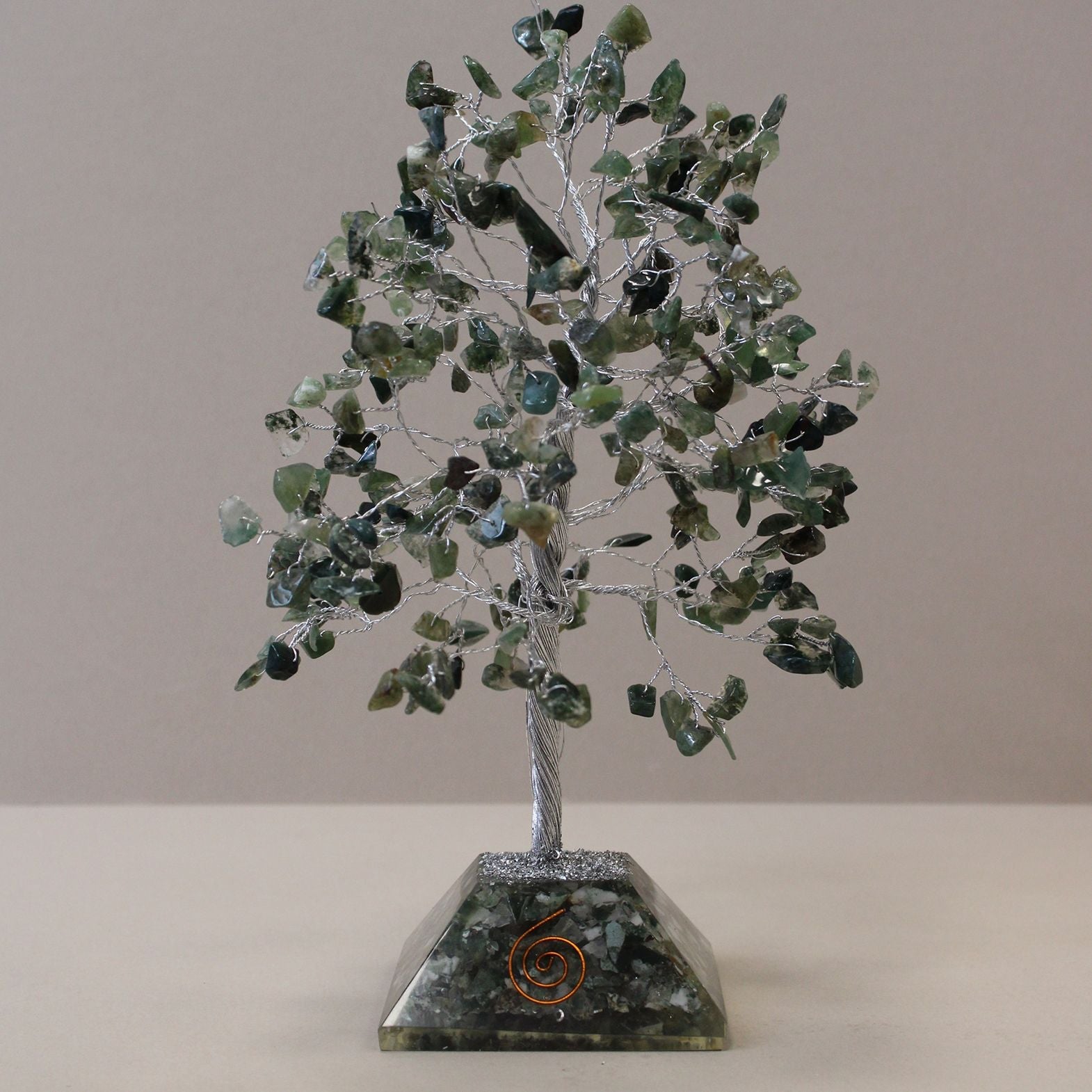 Arbre à pierres précieuses avec base en orgonite - 320 pierres - Agate mousse - Karmic Artisan