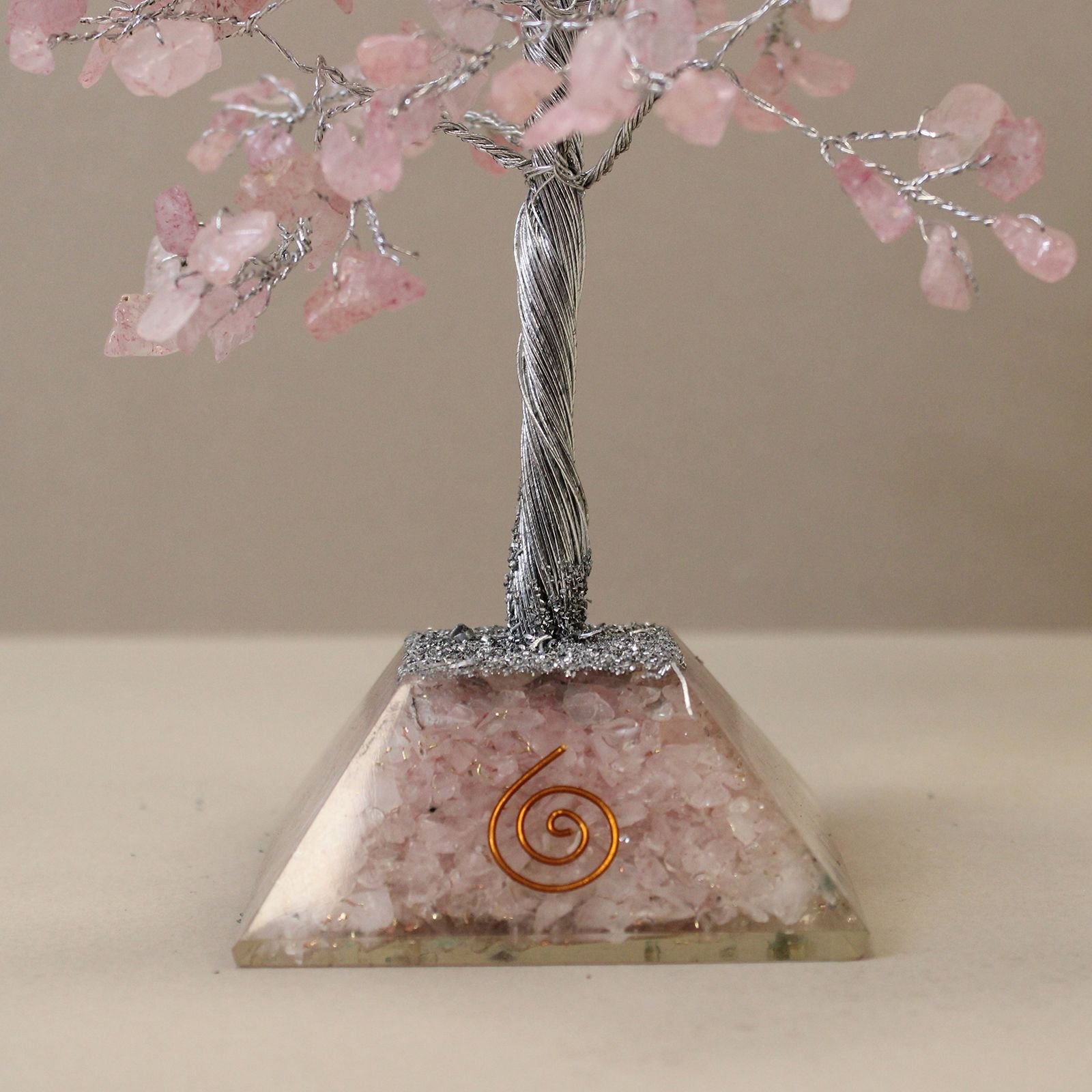 Arbre à pierres précieuses avec base en orgonite – 320 pierres – Quartz rose - Karmic Artisan