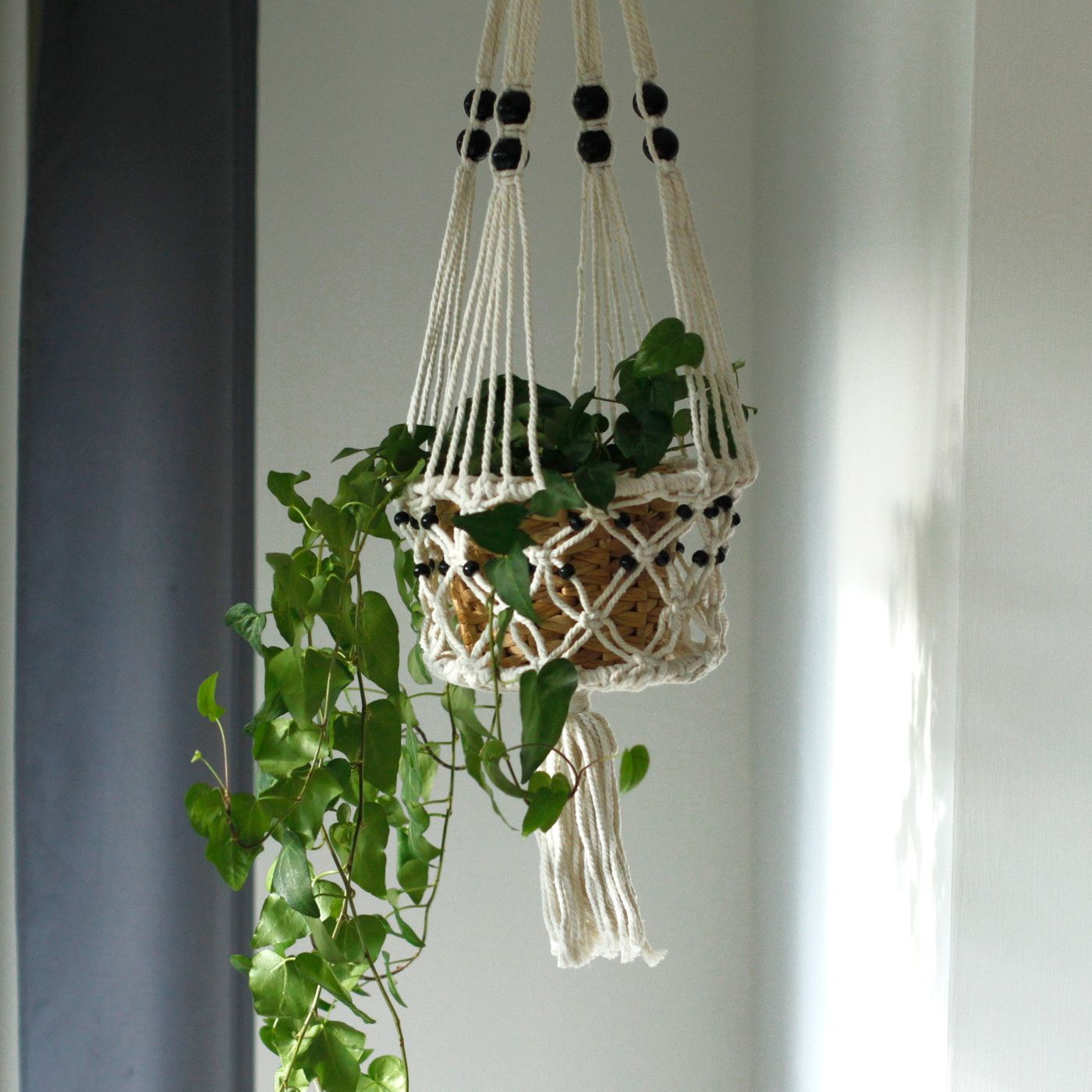 Suspension pour plante en macramé avec perles noires