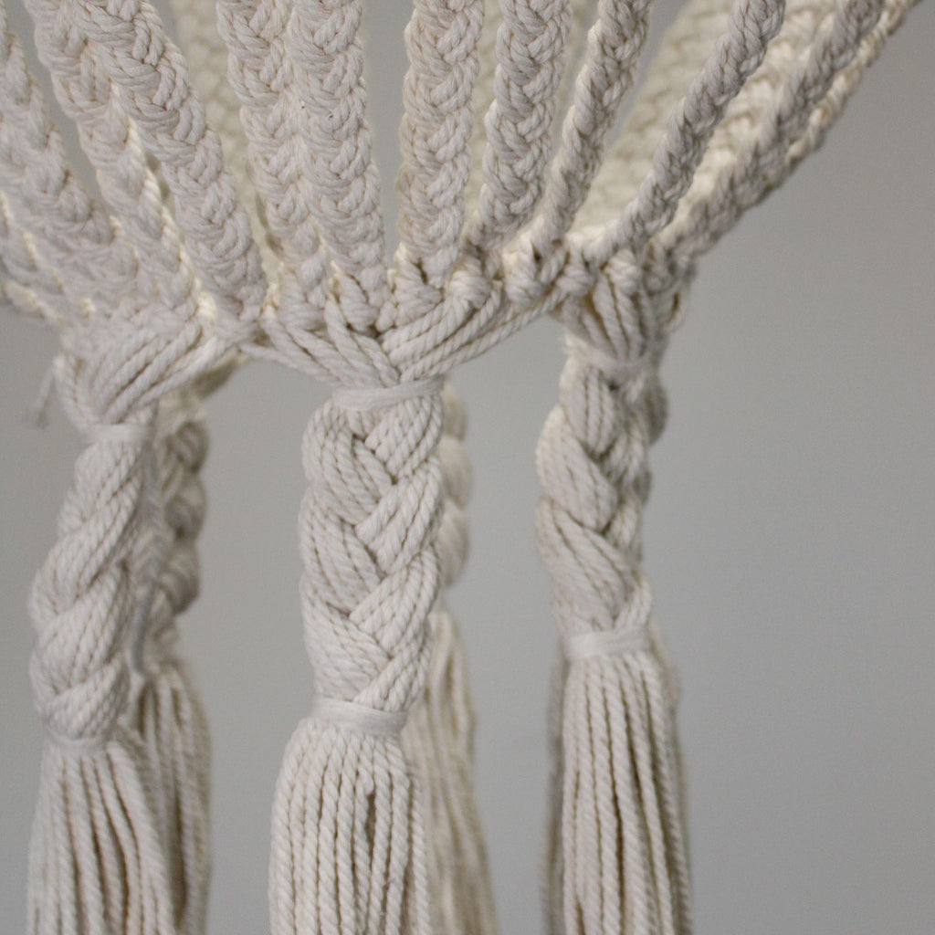 Détail du tressage en coton sur un lustre en macramé