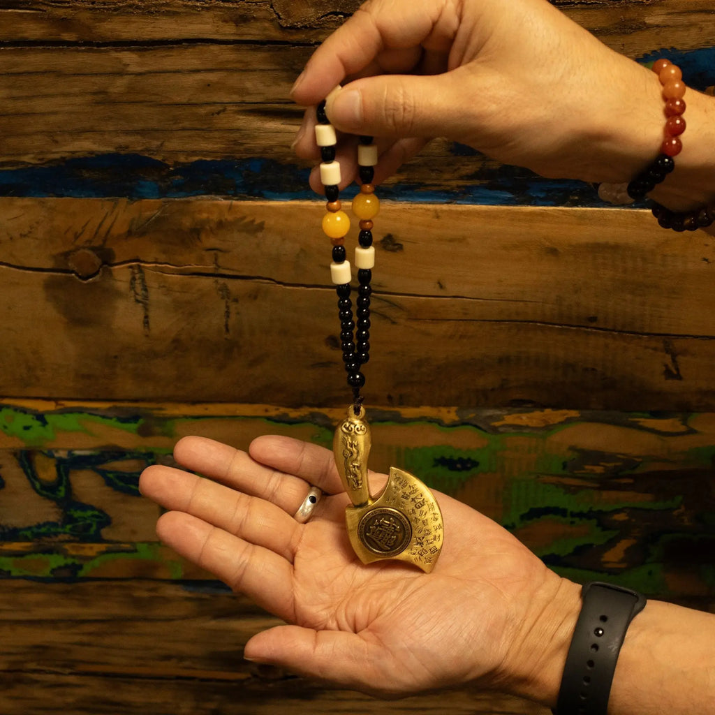 Suspension Feng Shui en Laiton – Hache Symbolique de Protection & Prospérité AWGifts Dropship