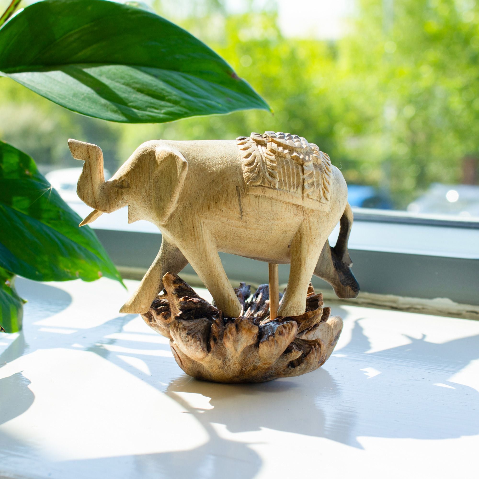 éléphant sculpté en bois naturel