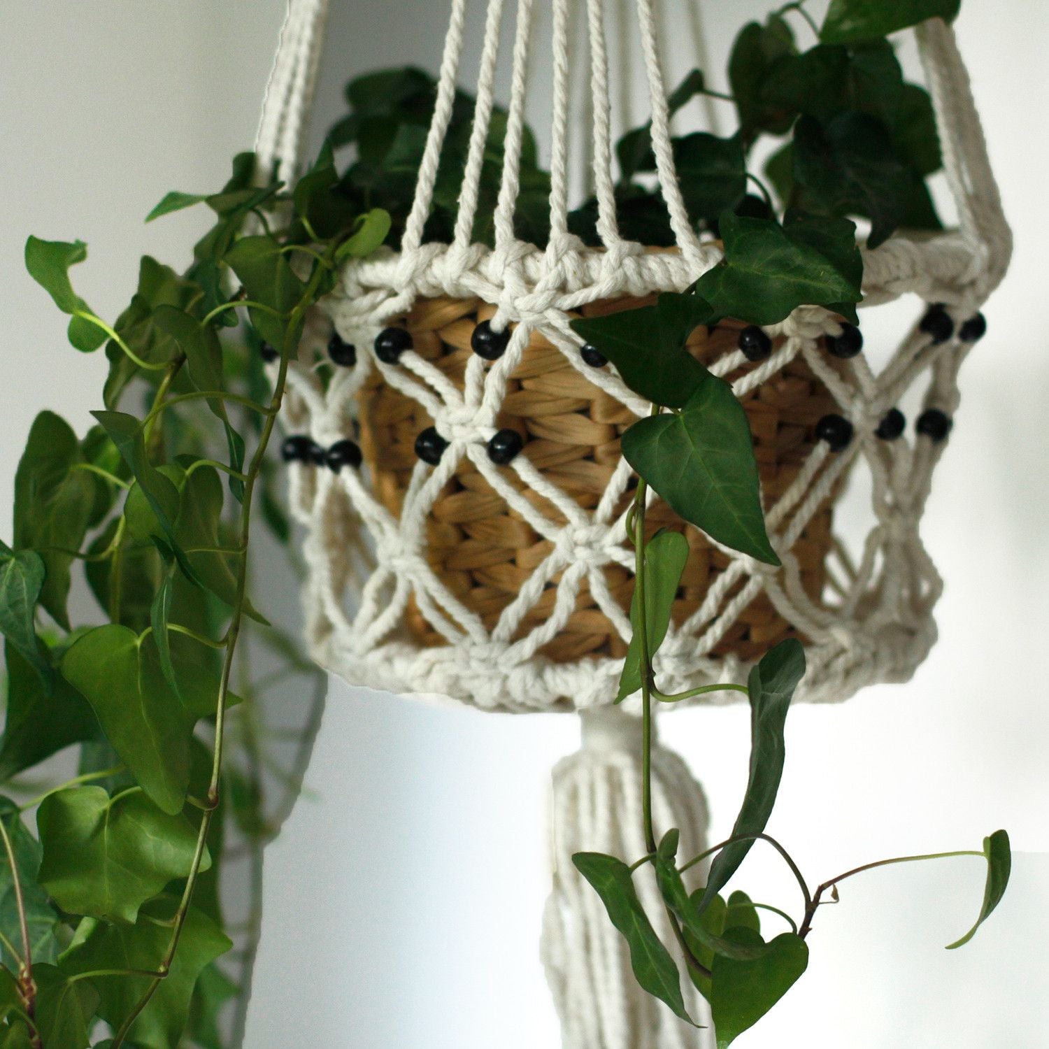 Suspension pour plante en macramé avec perles noires – Coton naturel 77 cm