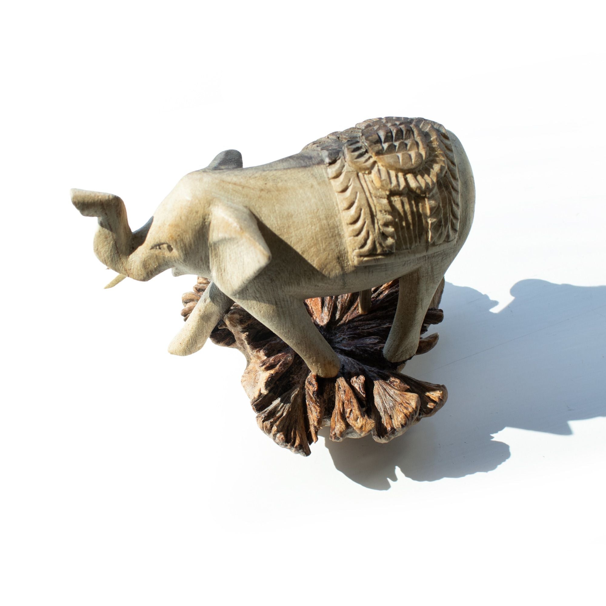 Sculpture éléphant en bois parasite artisanale
