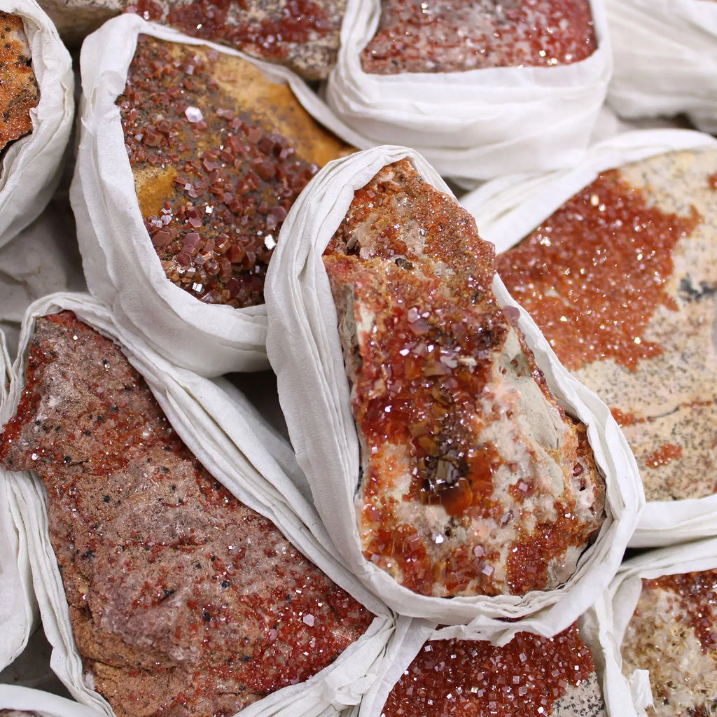 Plateau de Vanadinite Naturelle du Maroc – Environ 20 Spécimens (3 kg) AWGifts Dropship