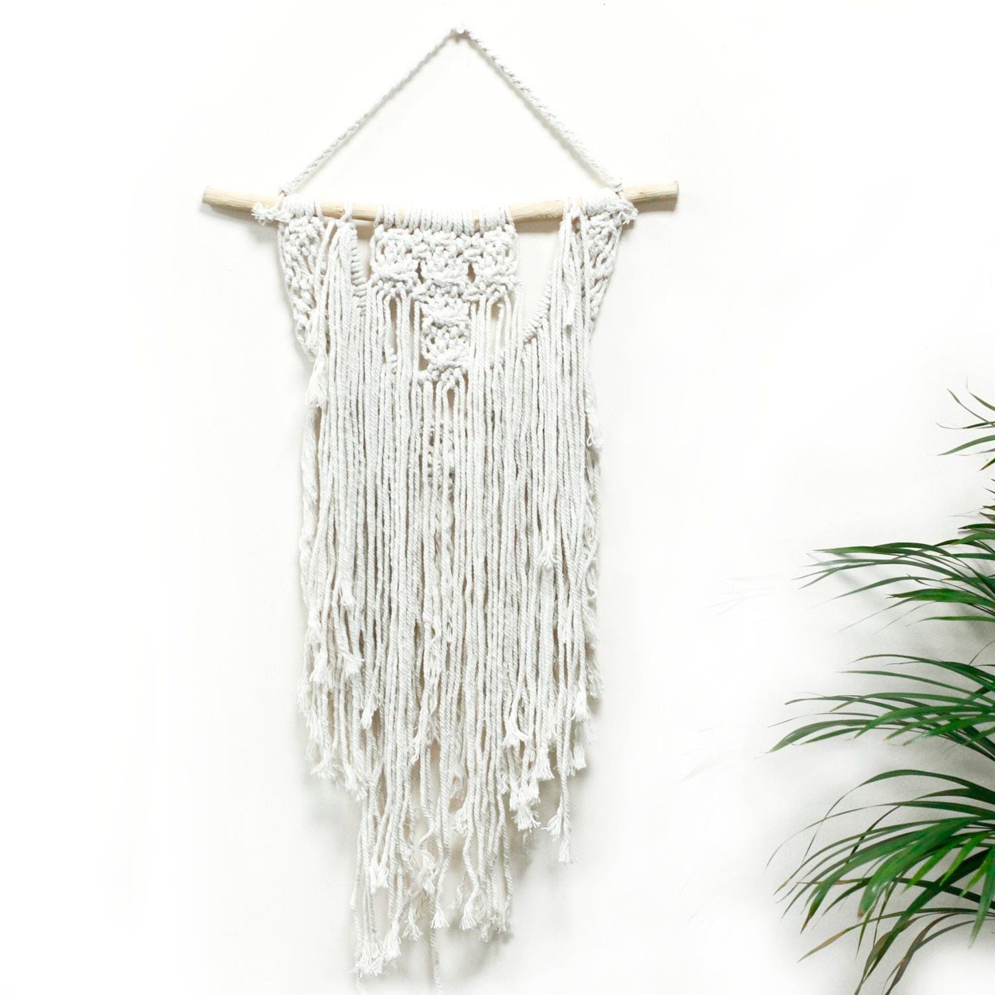 Décoration murale en macramé avec longues franges