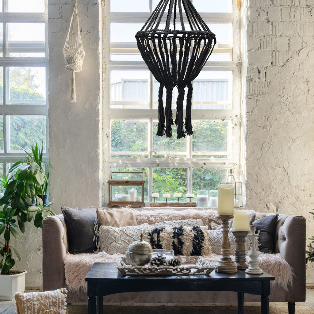 Lustre noir en macramé suspendu dans un salon