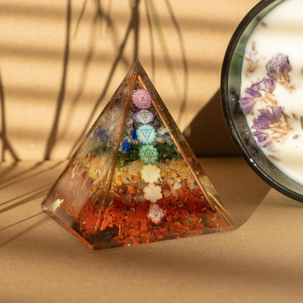 Pyramide d’orgonite aux 7 chakras avec barres de cuivre – 7 × 6 cm AWGifts Dropship