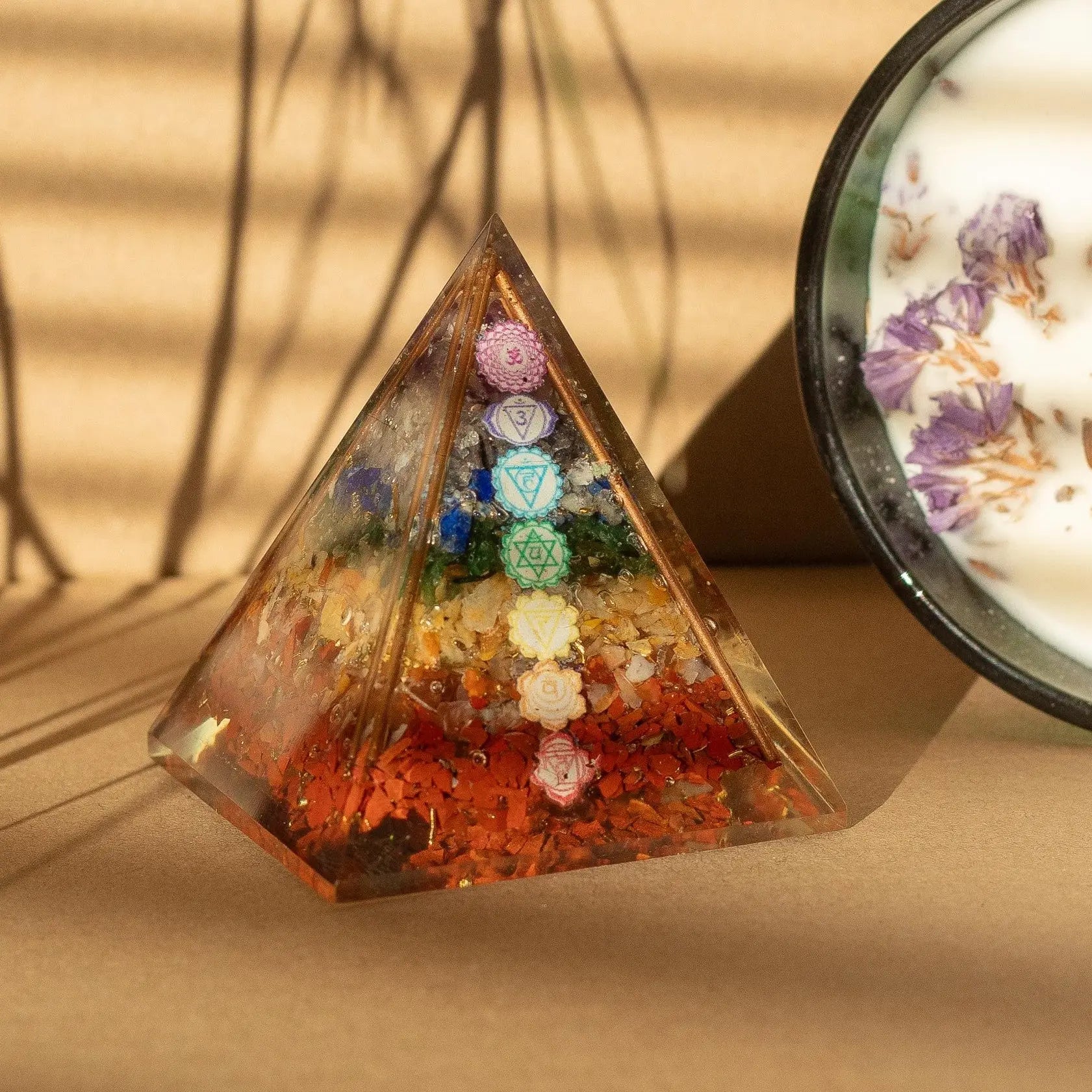 Pyramide d’orgonite aux 7 chakras avec barres de cuivre – 7 × 6 cm AWGifts Dropship