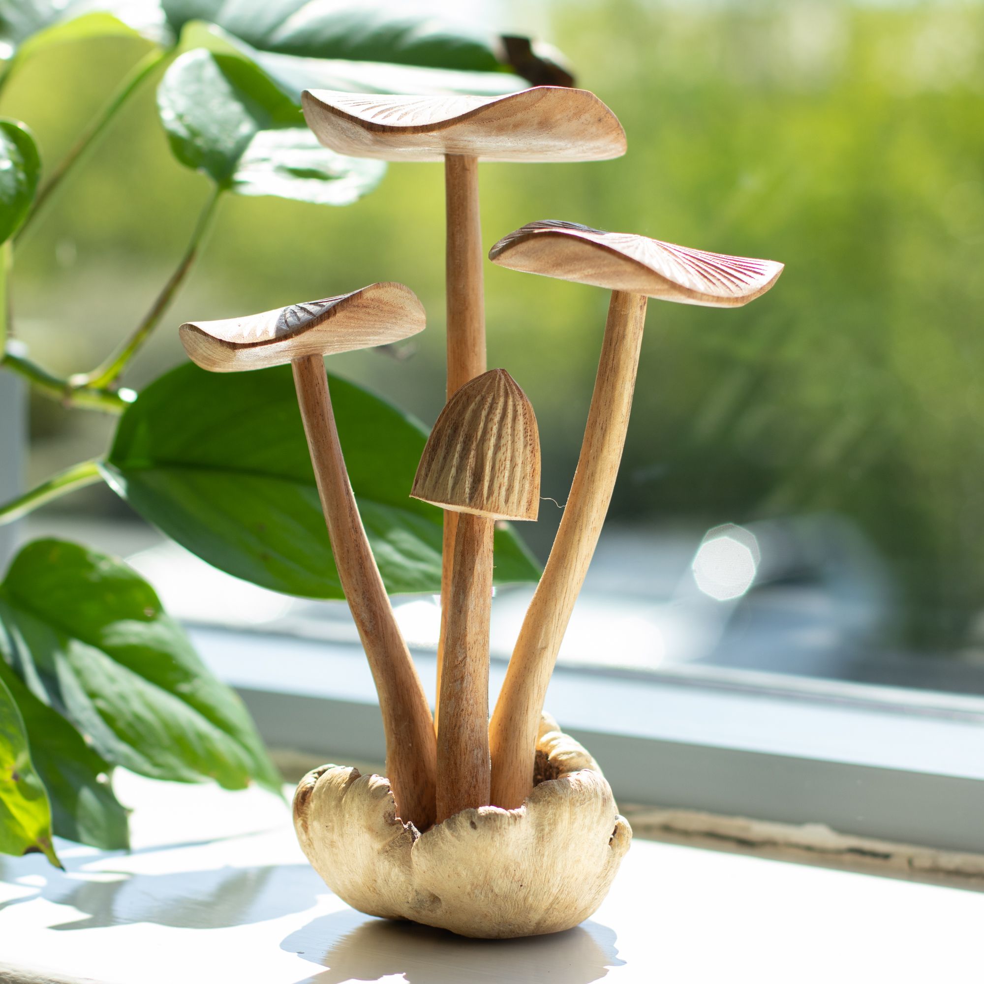 champignons sculptés en bois naturel