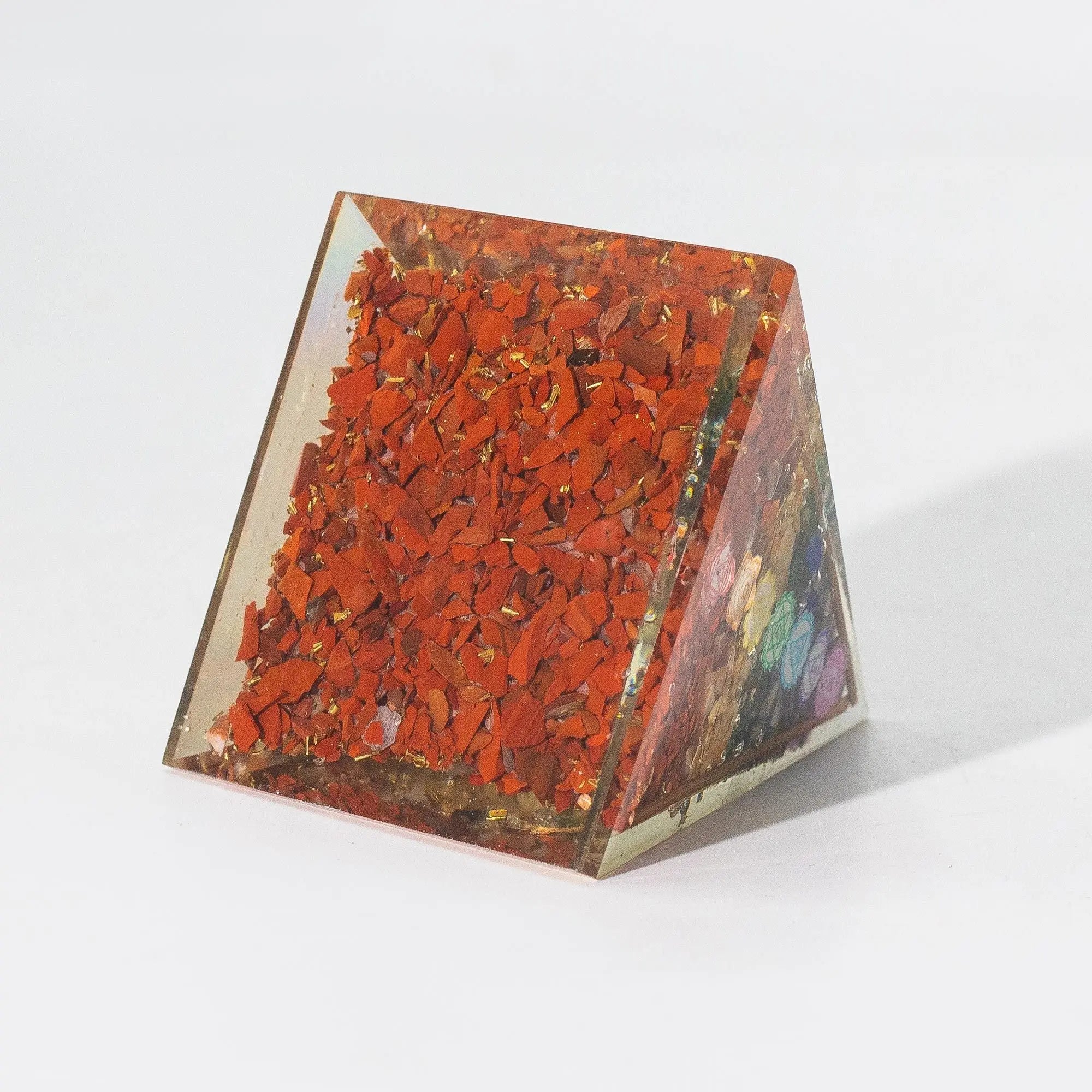 Pyramide d’orgonite aux 7 chakras avec barres de cuivre – 7 × 6 cm AWGifts Dropship