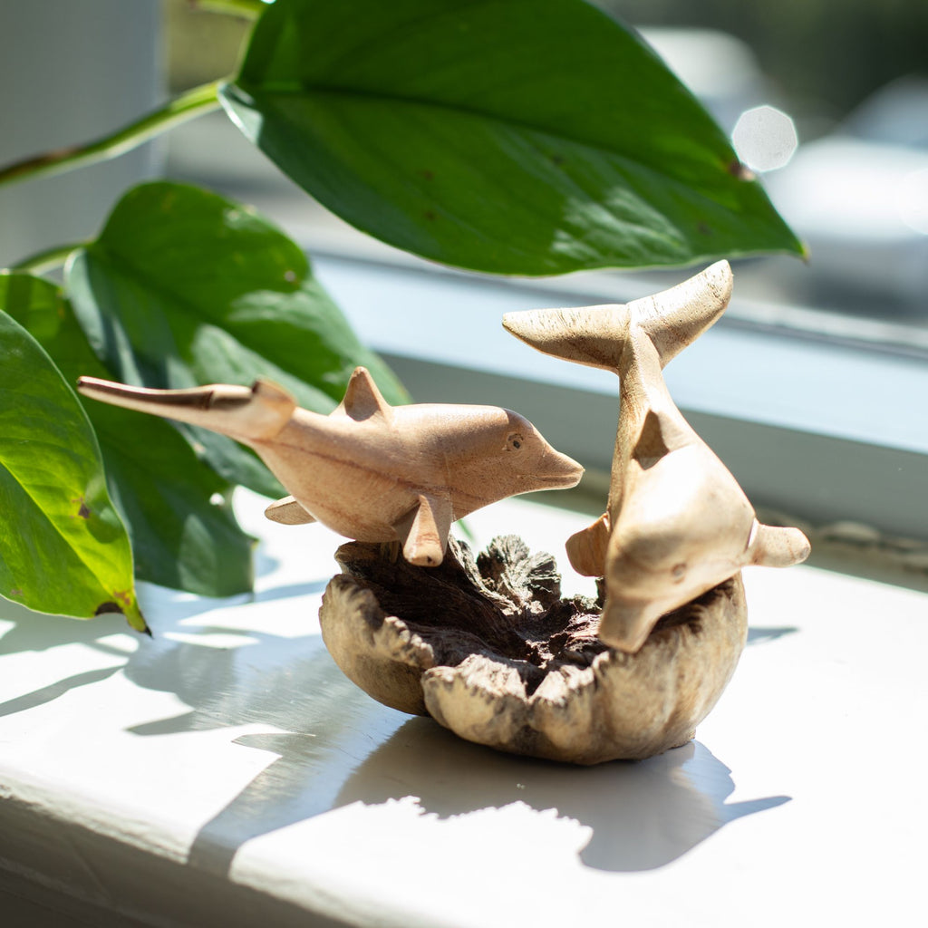 dauphins sculptés en bois naturel