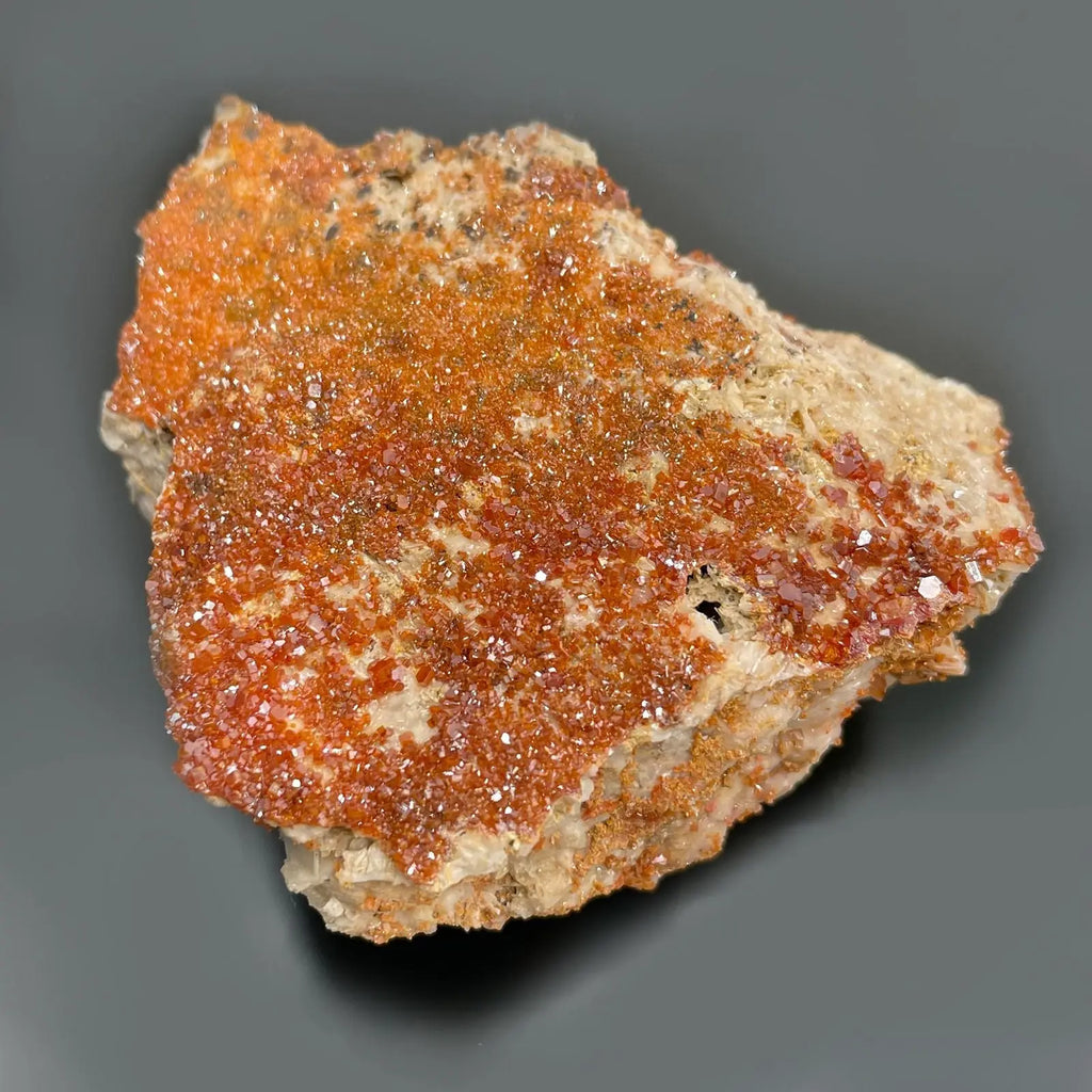 Plateau de Vanadinite Naturelle du Maroc – Environ 20 Spécimens (3 kg) AWGifts Dropship