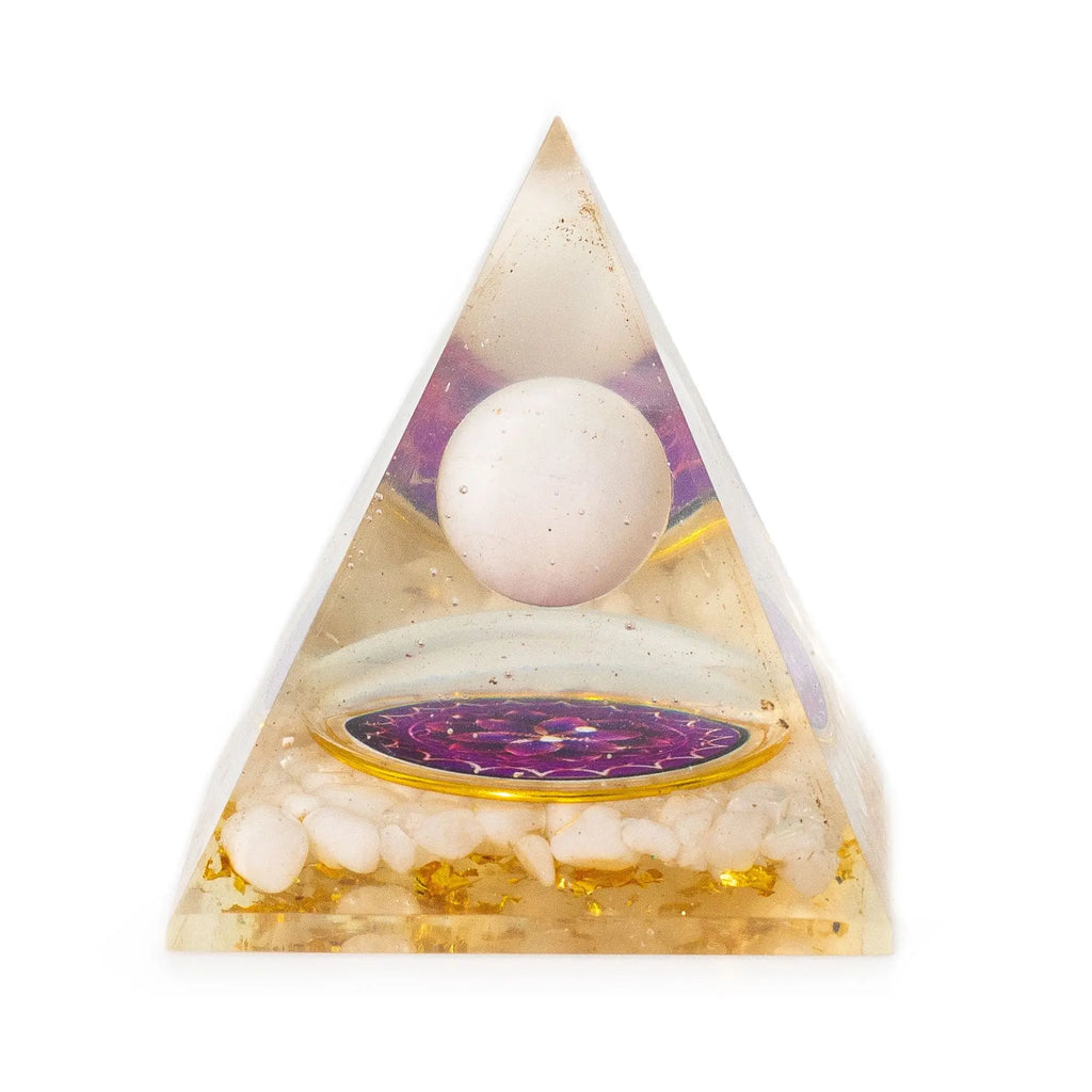 Pyramide d’orgonite avec sphère de quartz flottante – 7 × 6 cm