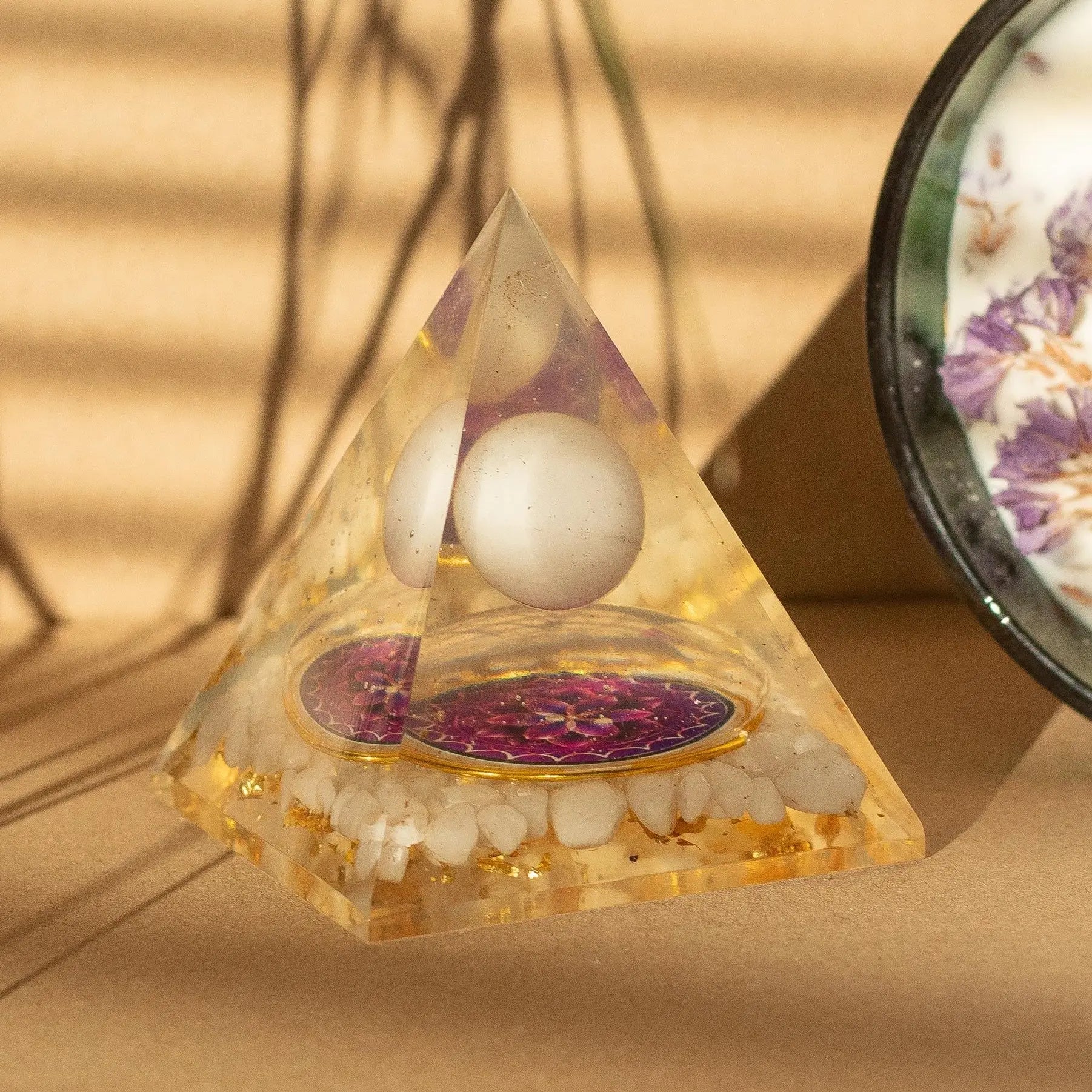 Pyramide d’orgonite avec sphère de quartz flottante – 7 × 6 cm