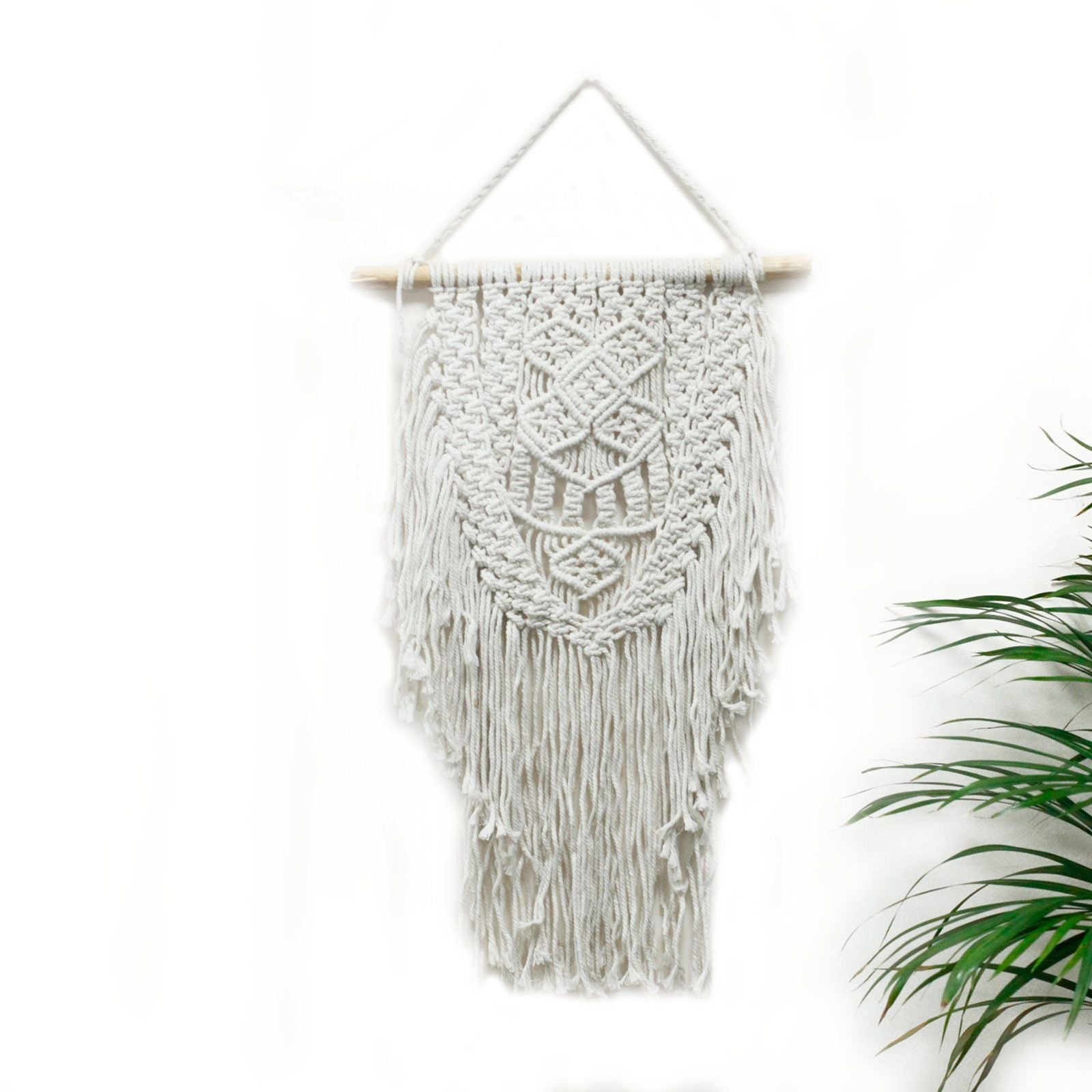 Macramé mural en coton naturel suspendu à une baguette en bois