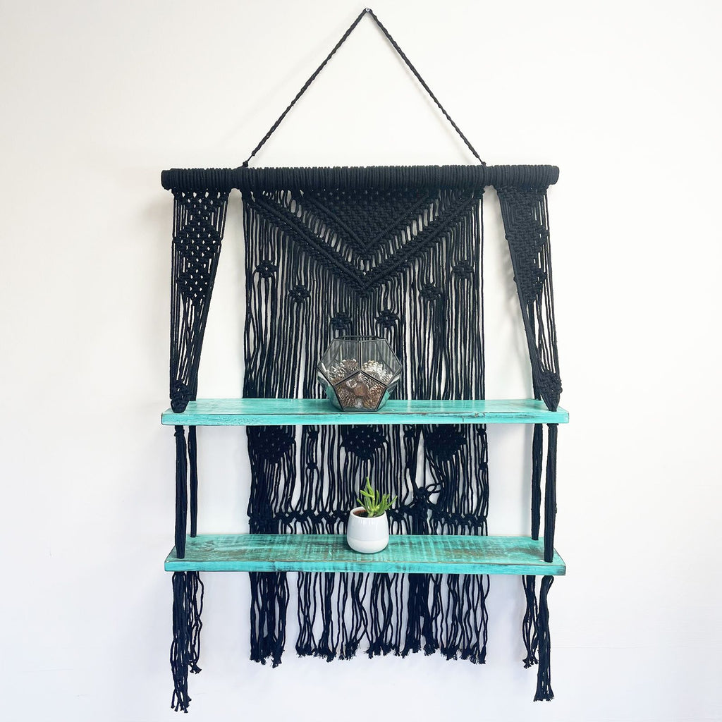 Grande décoration murale artisanale en macramé noir avec étagères turquoise suspendues