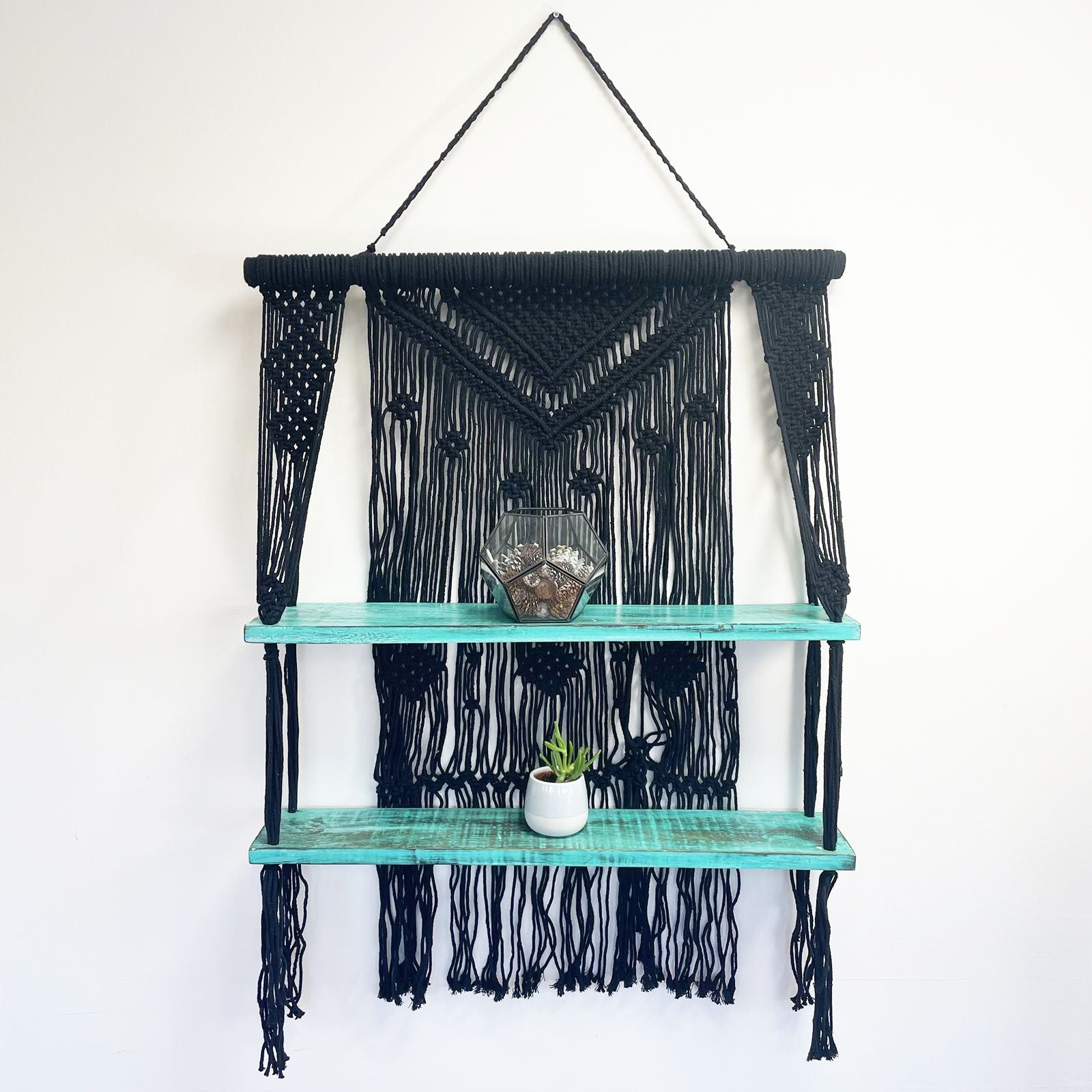 Grande décoration murale artisanale en macramé noir avec étagères turquoise suspendues