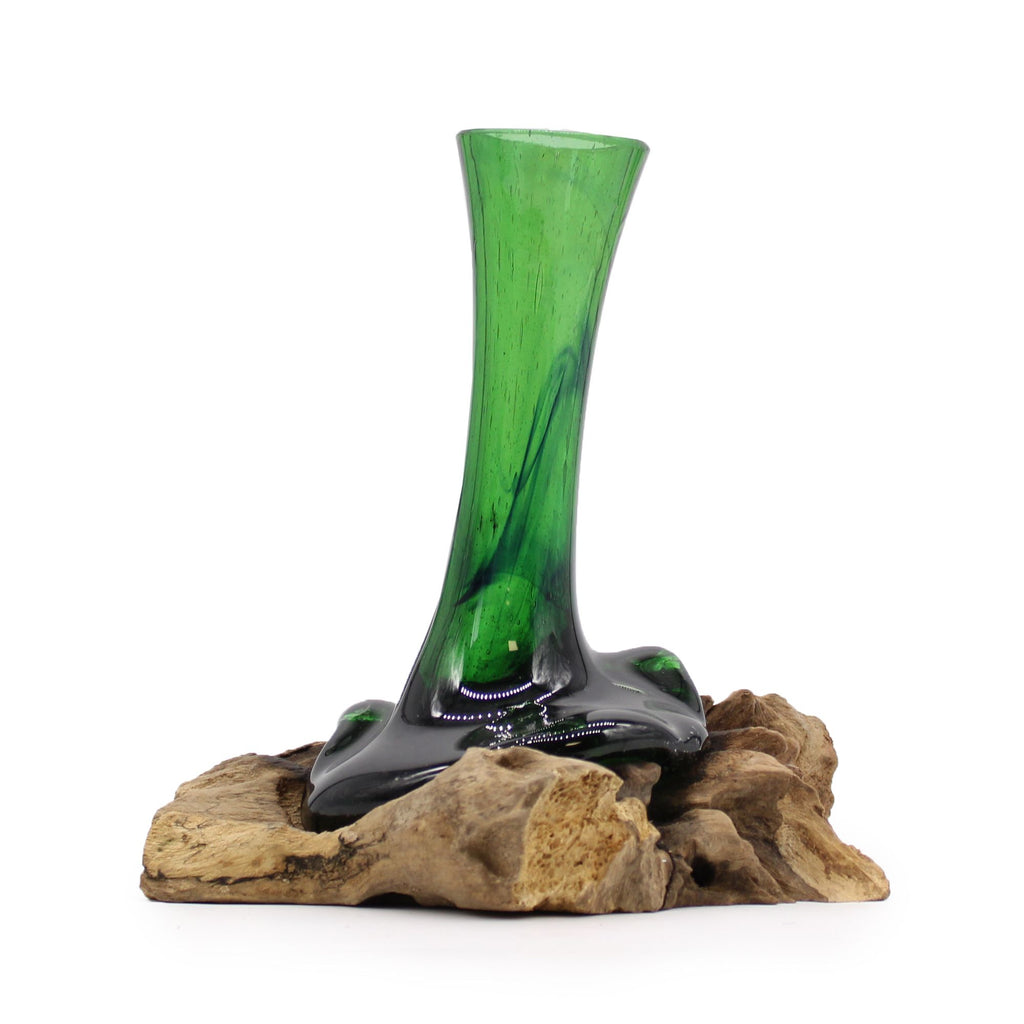Vase en verre vert recyclé posé sur un support en bois Gamal naturel.