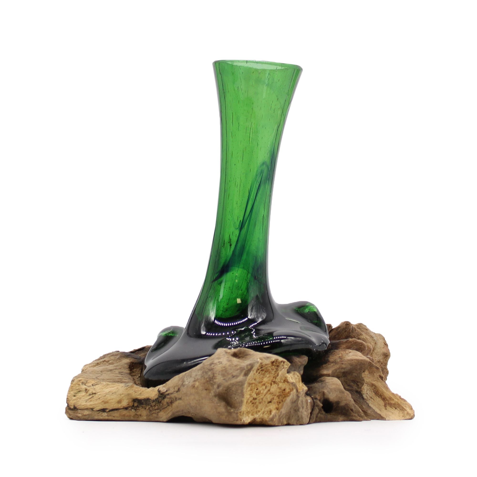 Vase en verre vert recyclé posé sur un support en bois Gamal naturel.