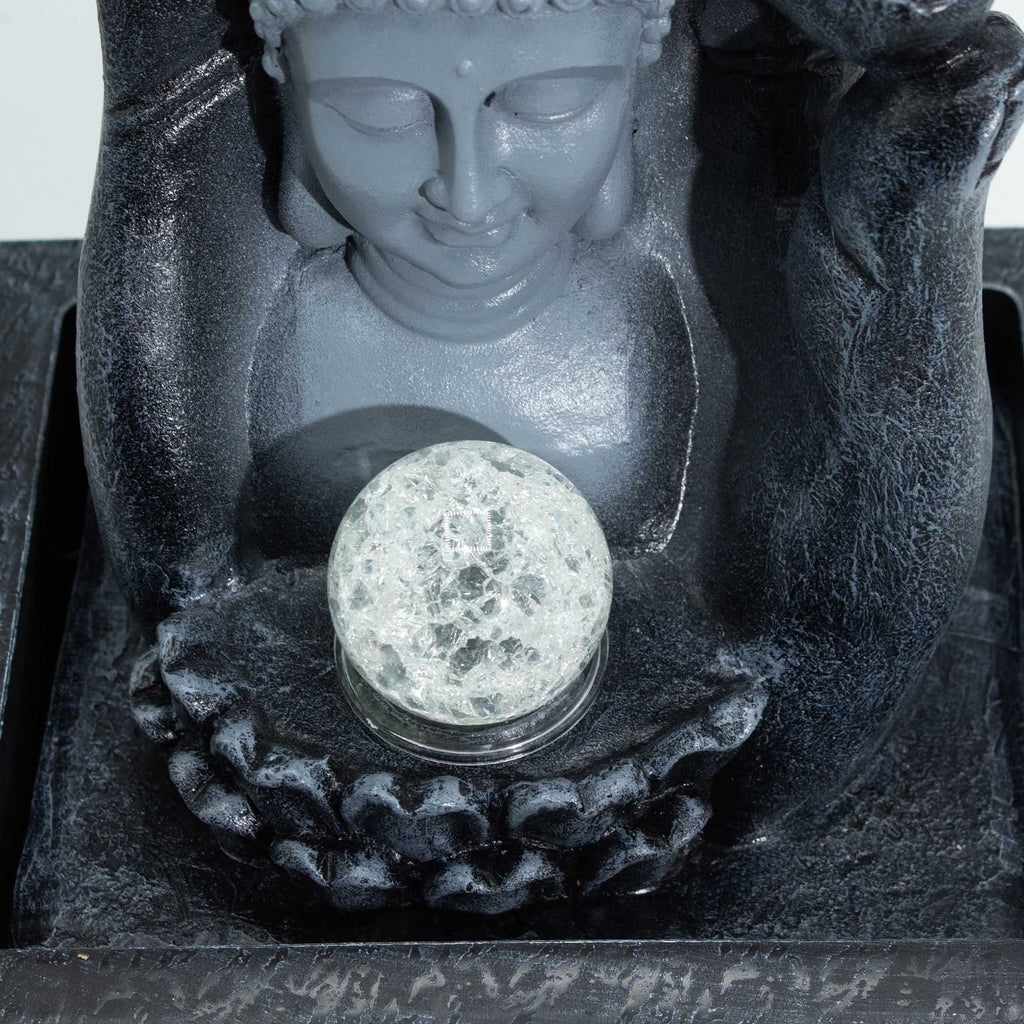 Fontaine à eau de table Bouddha avec boule de cristal lumineuse – main sculptée – 20 × 25 × 35 cm