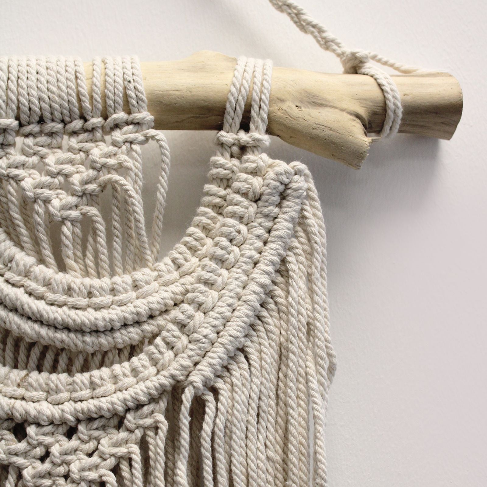 Décoration Murale en Macramé Naturel – Trois Vagues