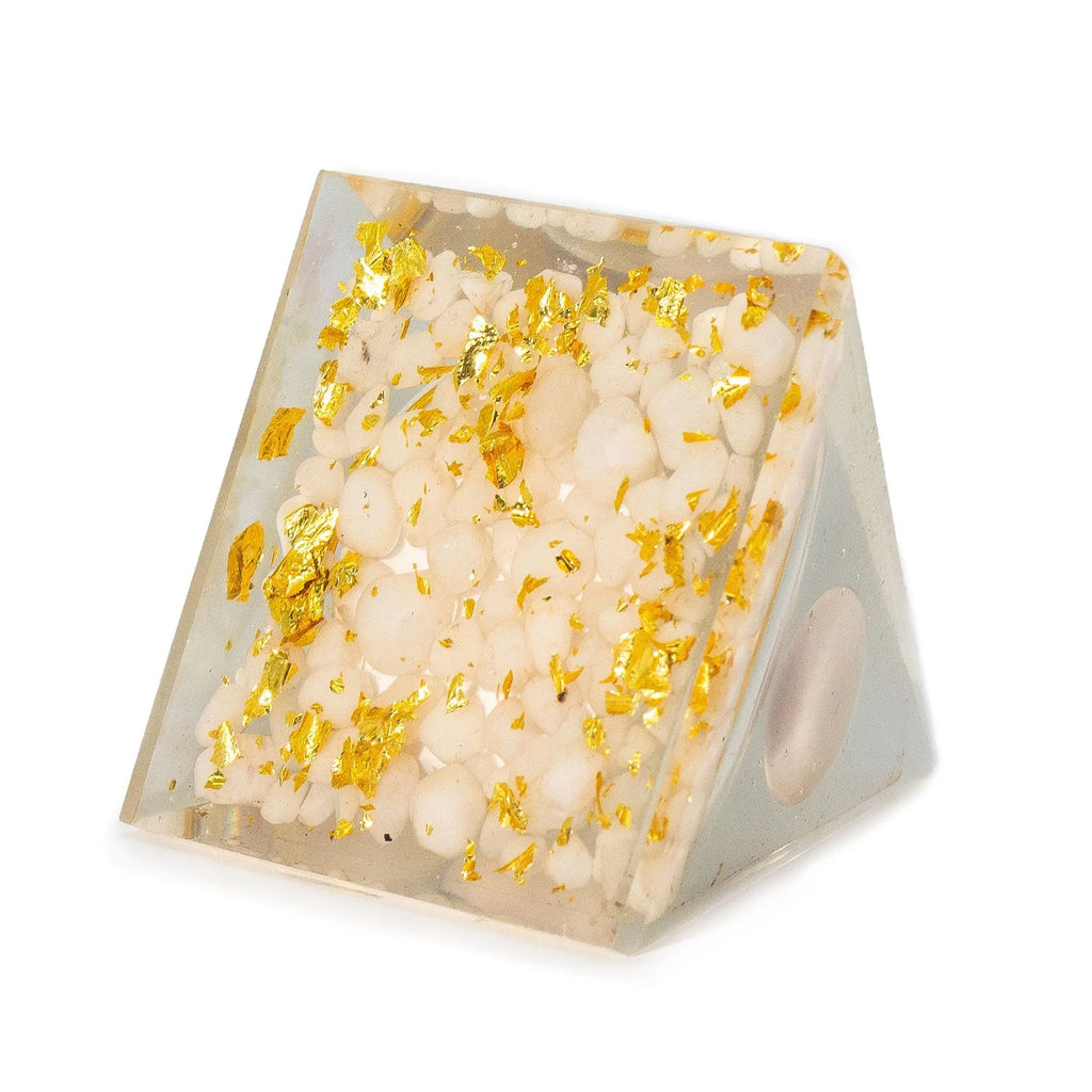 Pyramide d’orgonite avec sphère de quartz flottante – 7 × 6 cm