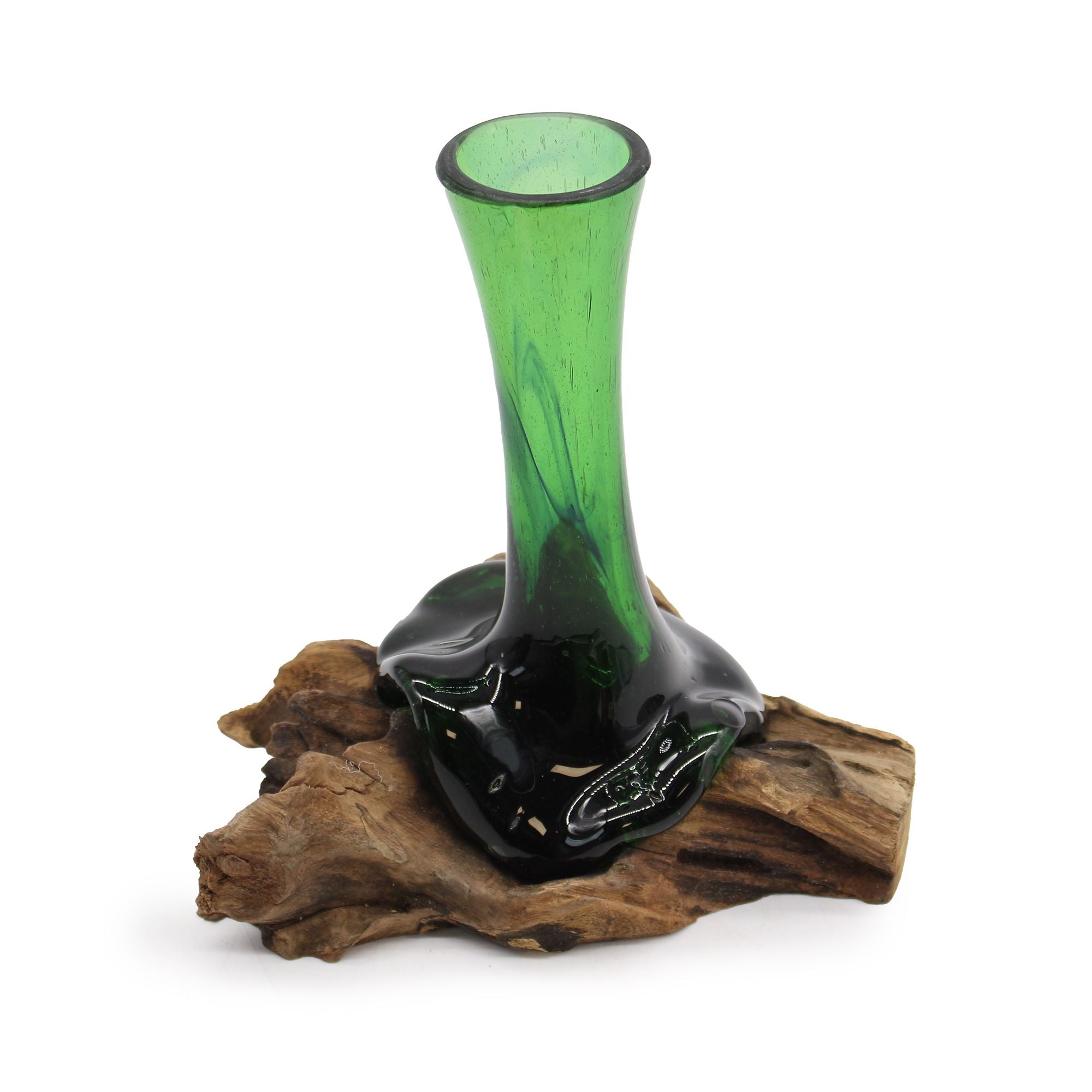 Vase en verre vert recyclé posé sur un support en bois Gamal naturel.