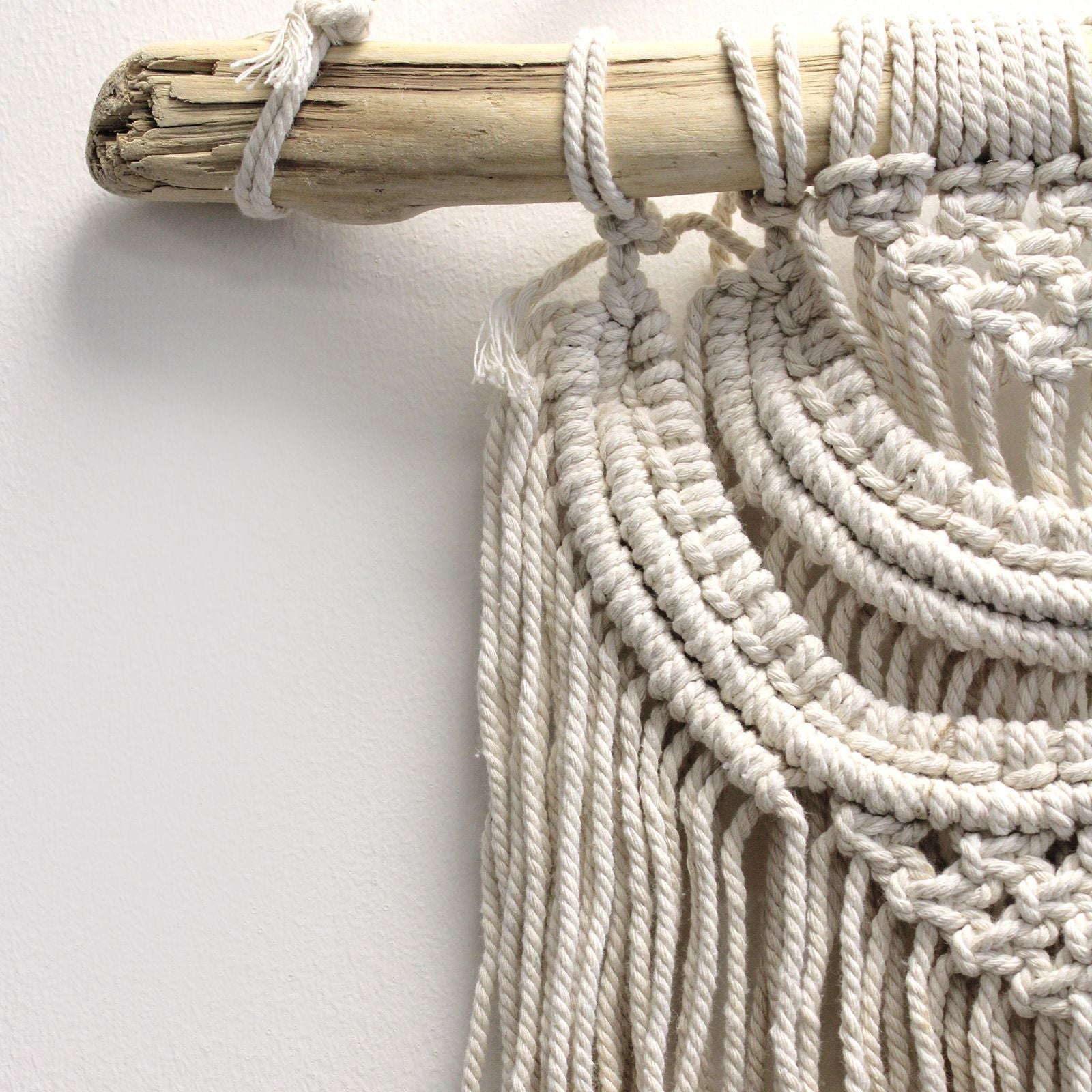 Décoration Murale en Macramé Naturel – Trois Vagues