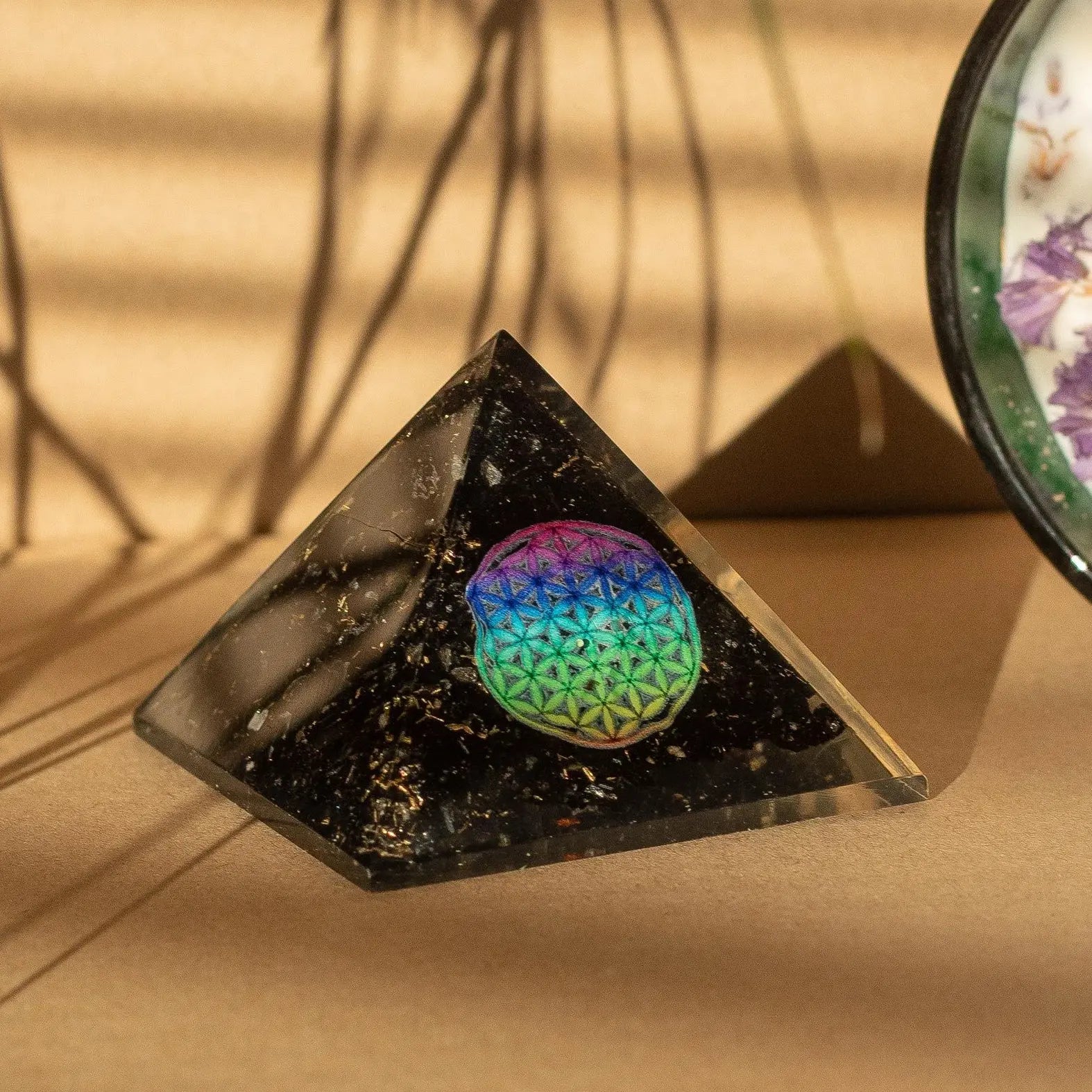 Pyramide d’orgonite Fleur de Vie – Tourmaline noire – 5,5 cm AWGifts Dropship