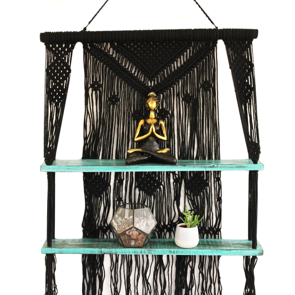 Étagère suspendue style bohème noir et turquoise en coton macramé et bois d’albécia