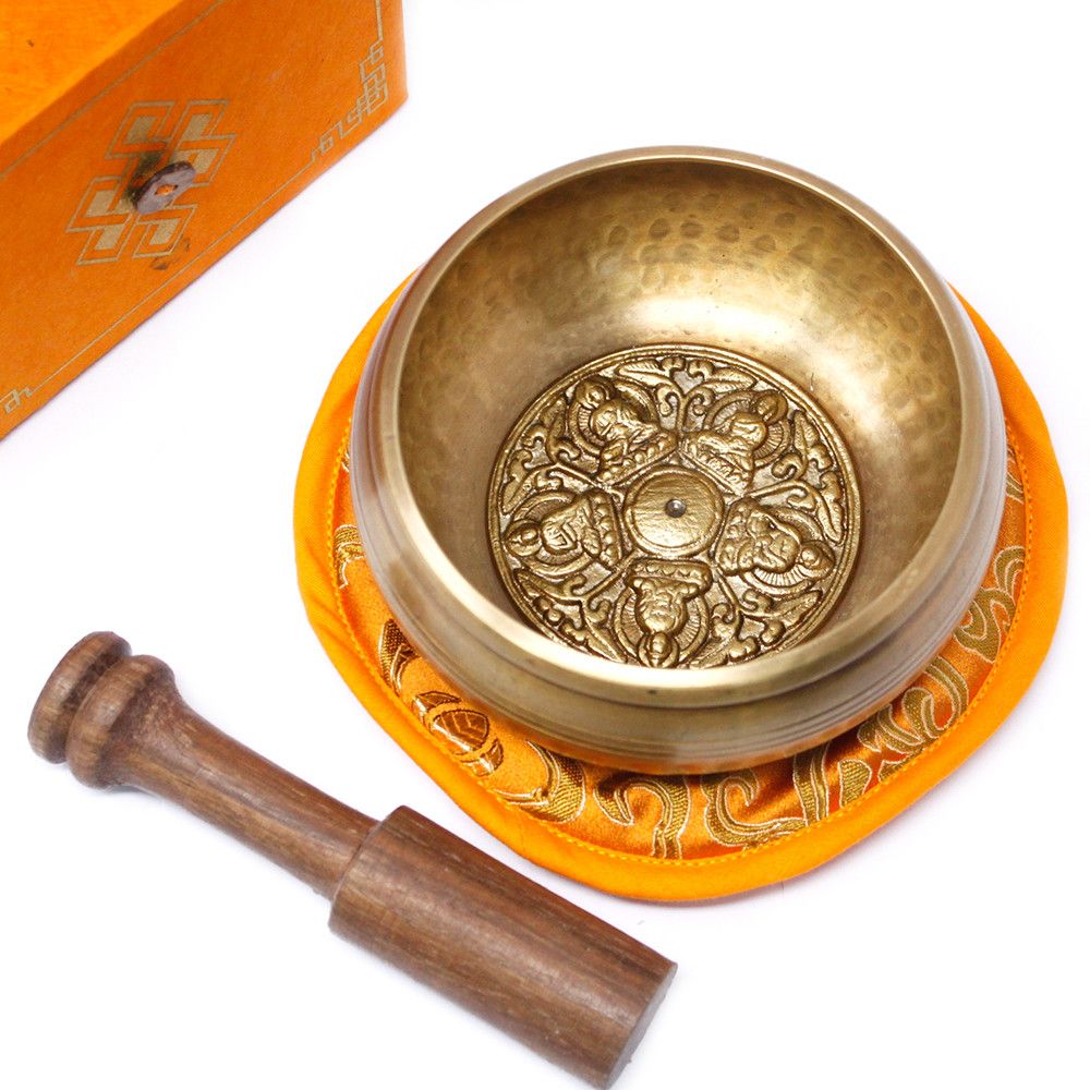 Coffret cadeau bol chantant des 5 Bouddhas en laiton avec maillet et coussin pour méditation de pleine conscience - Karmic Artisan.
