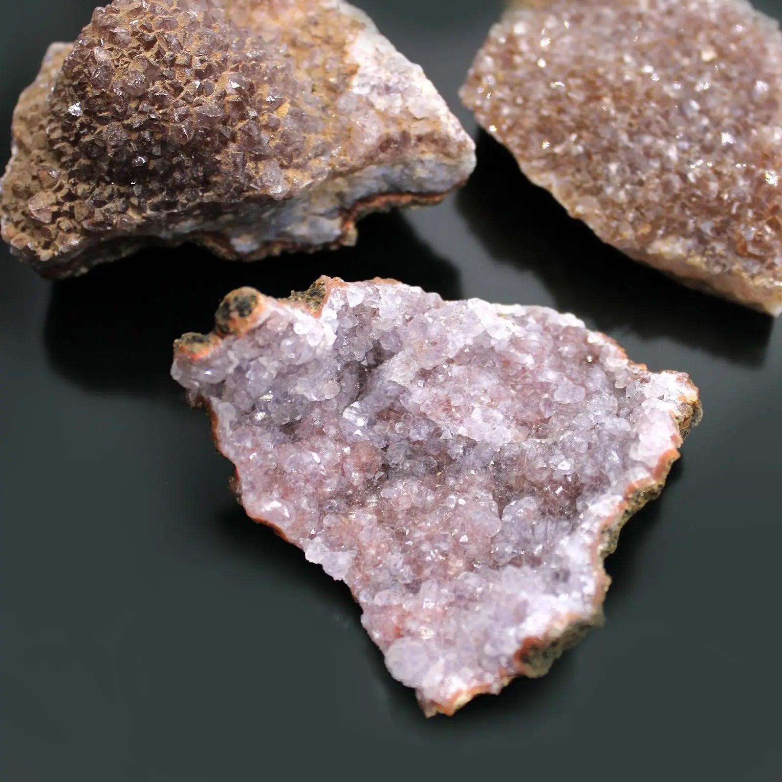 Plateau de 20 Améthystes Naturelles du Maroc – Qualité Supérieure (1,9 kg) AWGifts Dropship