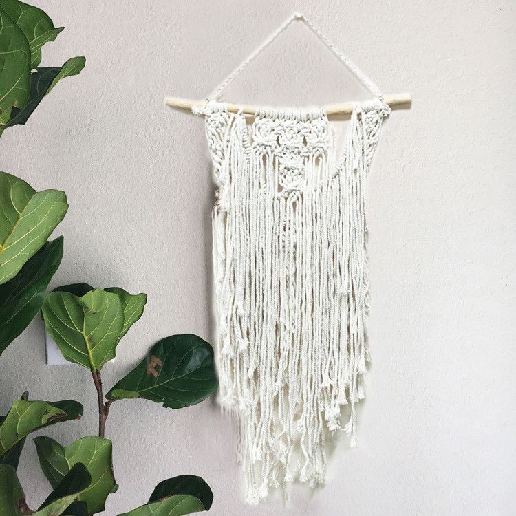 Macramé mural en coton naturel suspendu à une baguette en bois