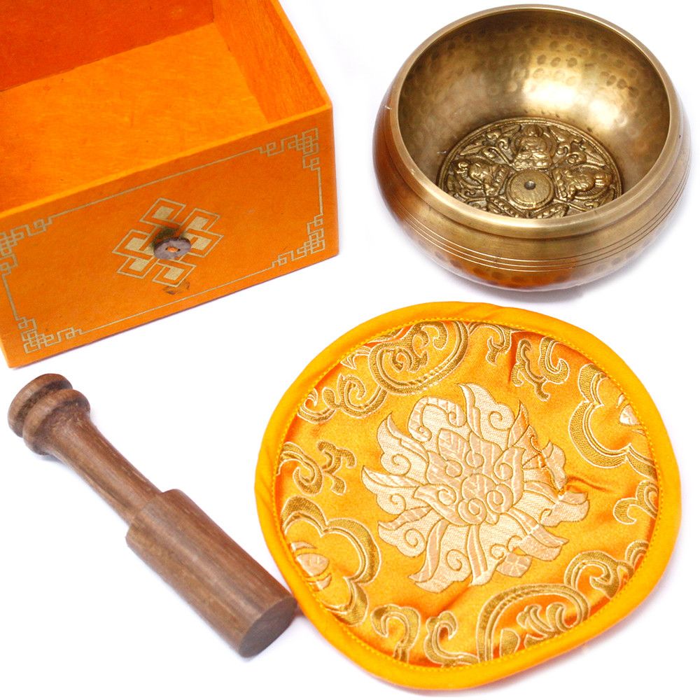 Coffret cadeau bol chantant des 5 Bouddhas en laiton avec maillet et coussin pour méditation de pleine conscience - Karmic Artisan.