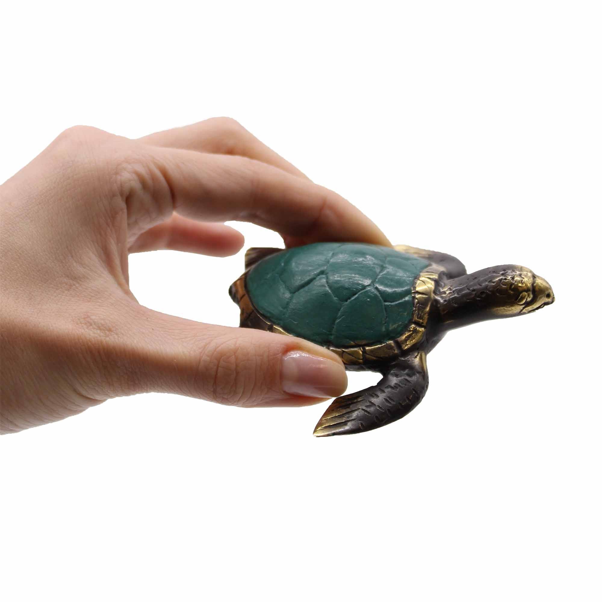Petite tortue marine en laiton patiné tenue en main
