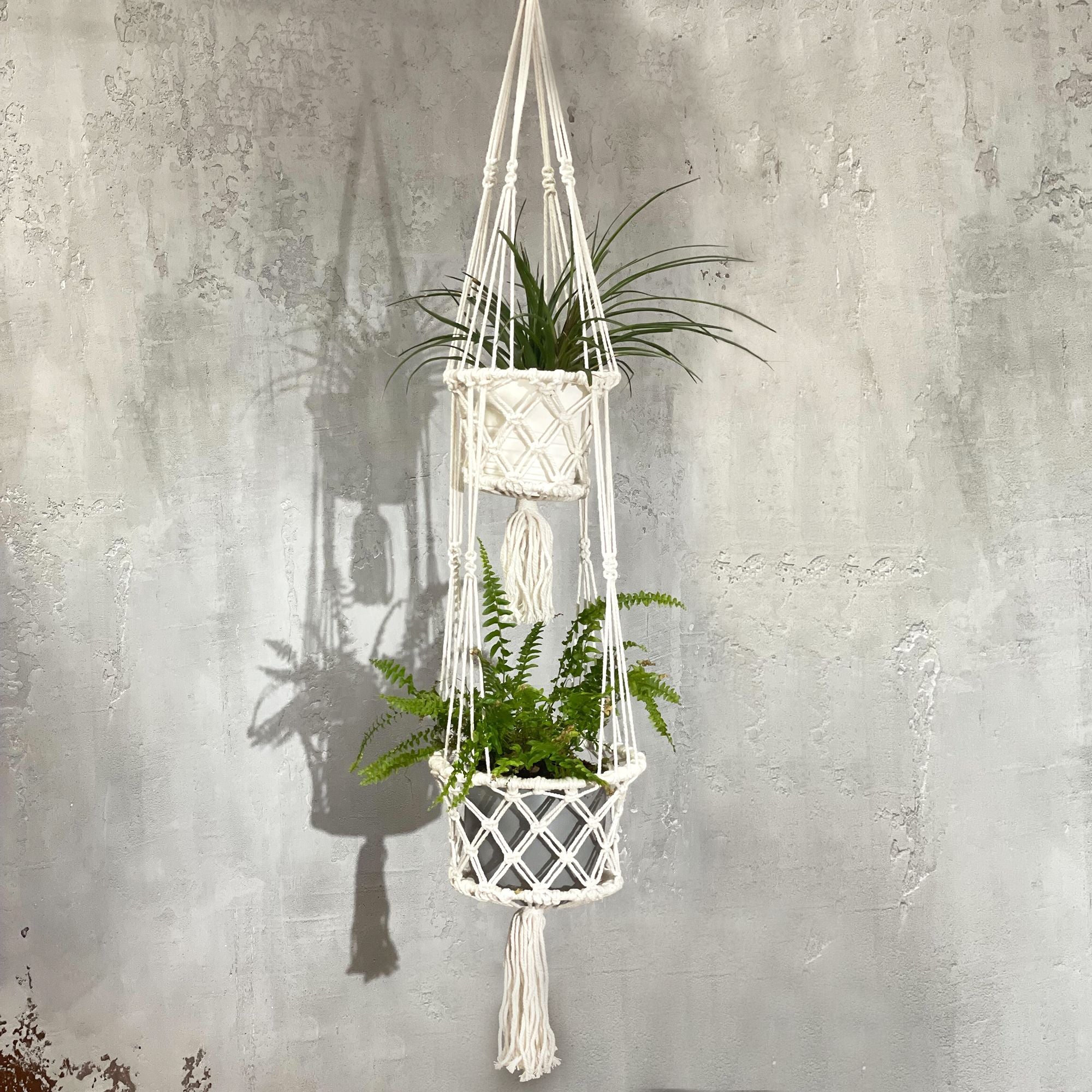 Suspension double en macramé avec deux pots de plantes