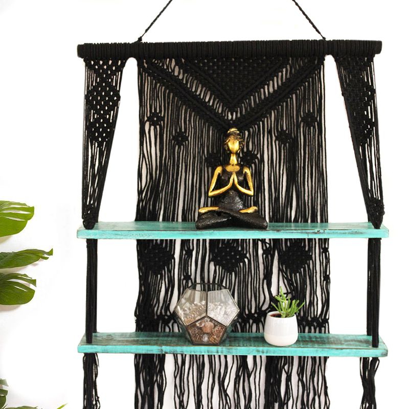 Étagère suspendue en macramé noir avec étagères turquoise et décoration bohème artisanale