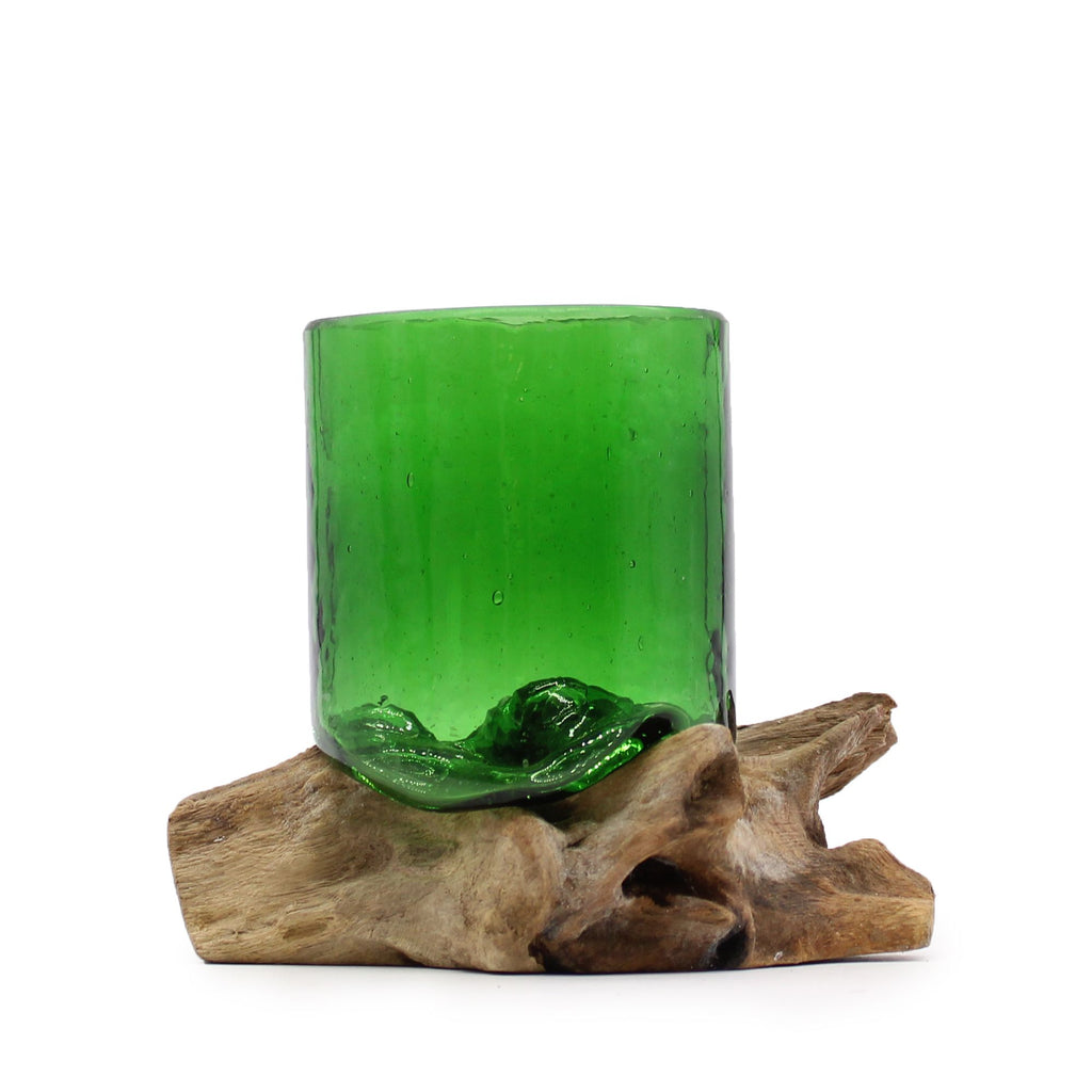 Verre décoratif fabriqué à partir d’une bouteille de bière recyclée fondue sur un socle en bois de Gamal