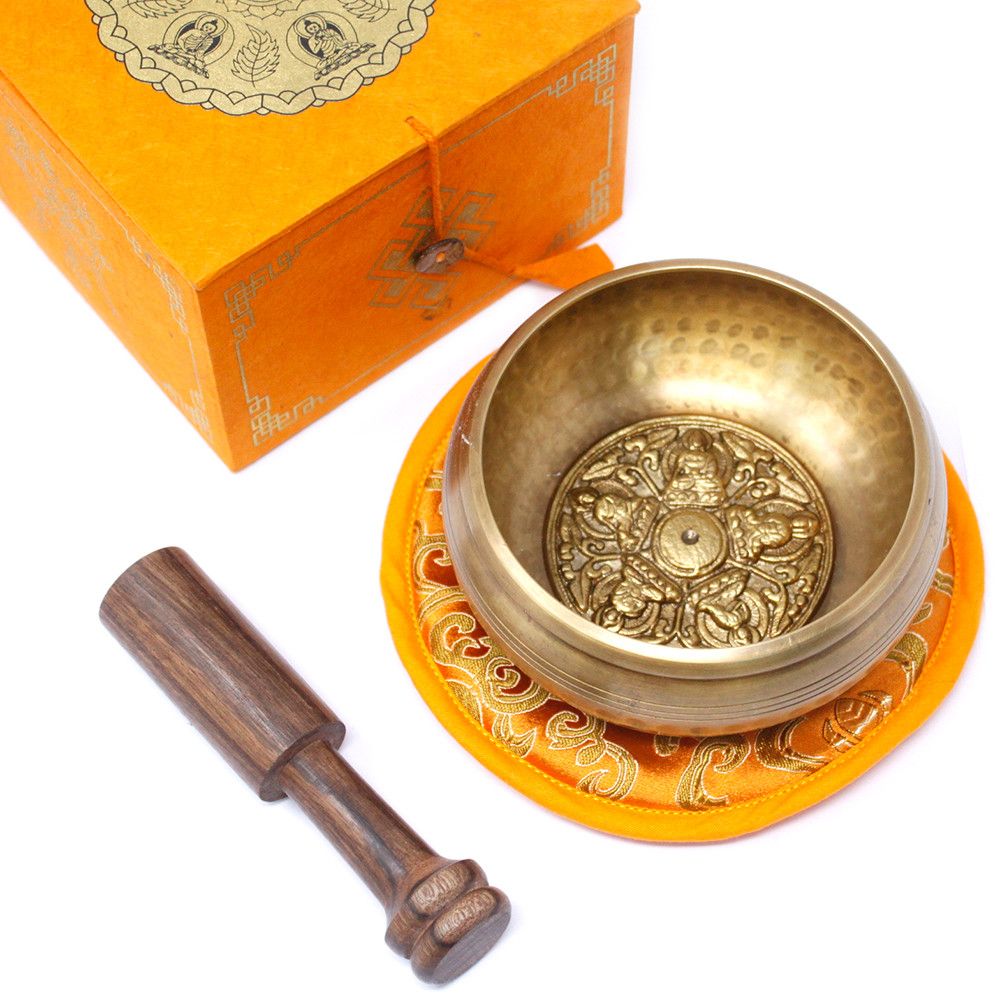 Coffret cadeau bol chantant des 5 Bouddhas en laiton avec maillet et coussin pour méditation de pleine conscience - Karmic Artisan.